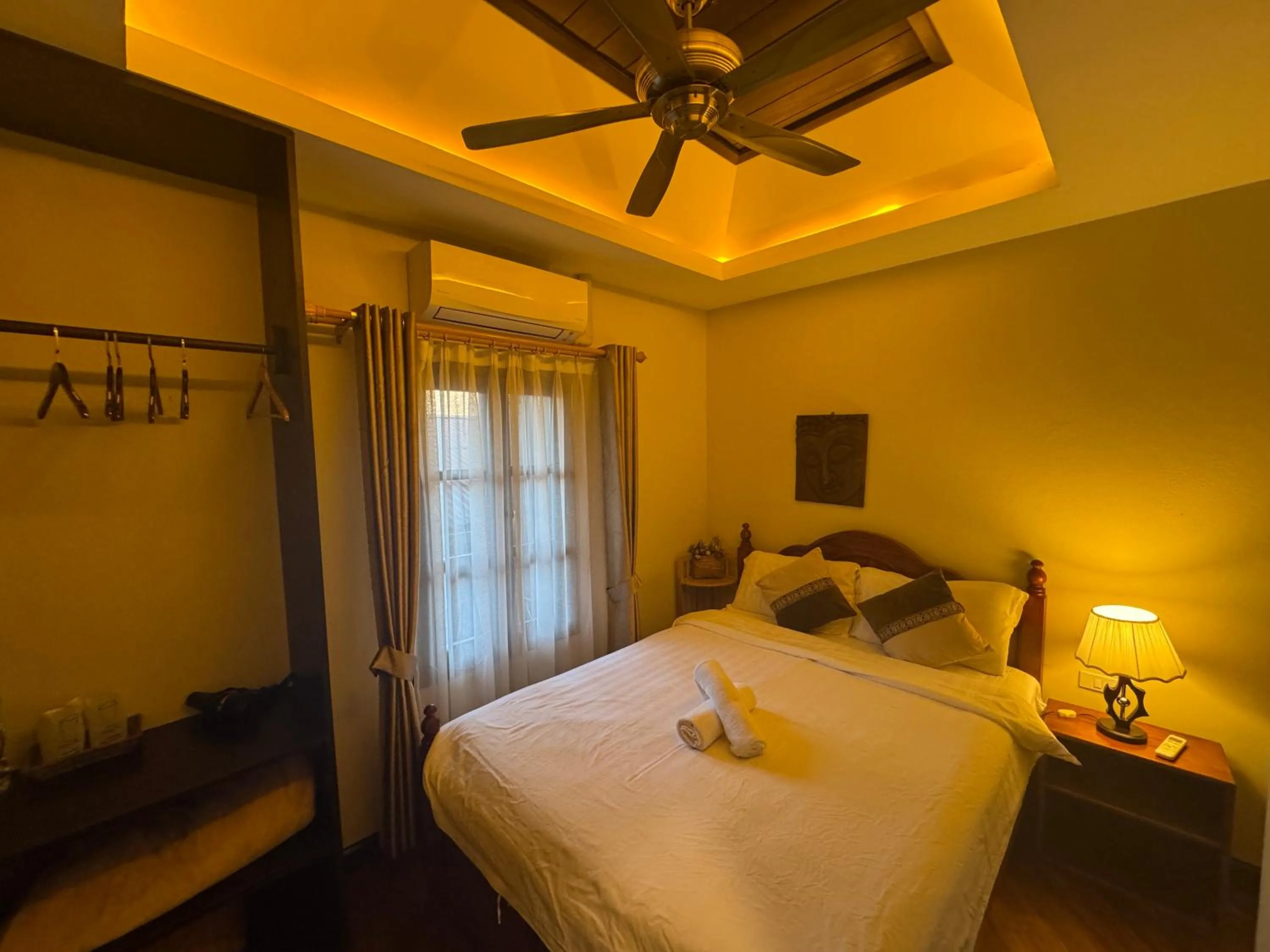 Photo of the whole room, Bed in Mali House