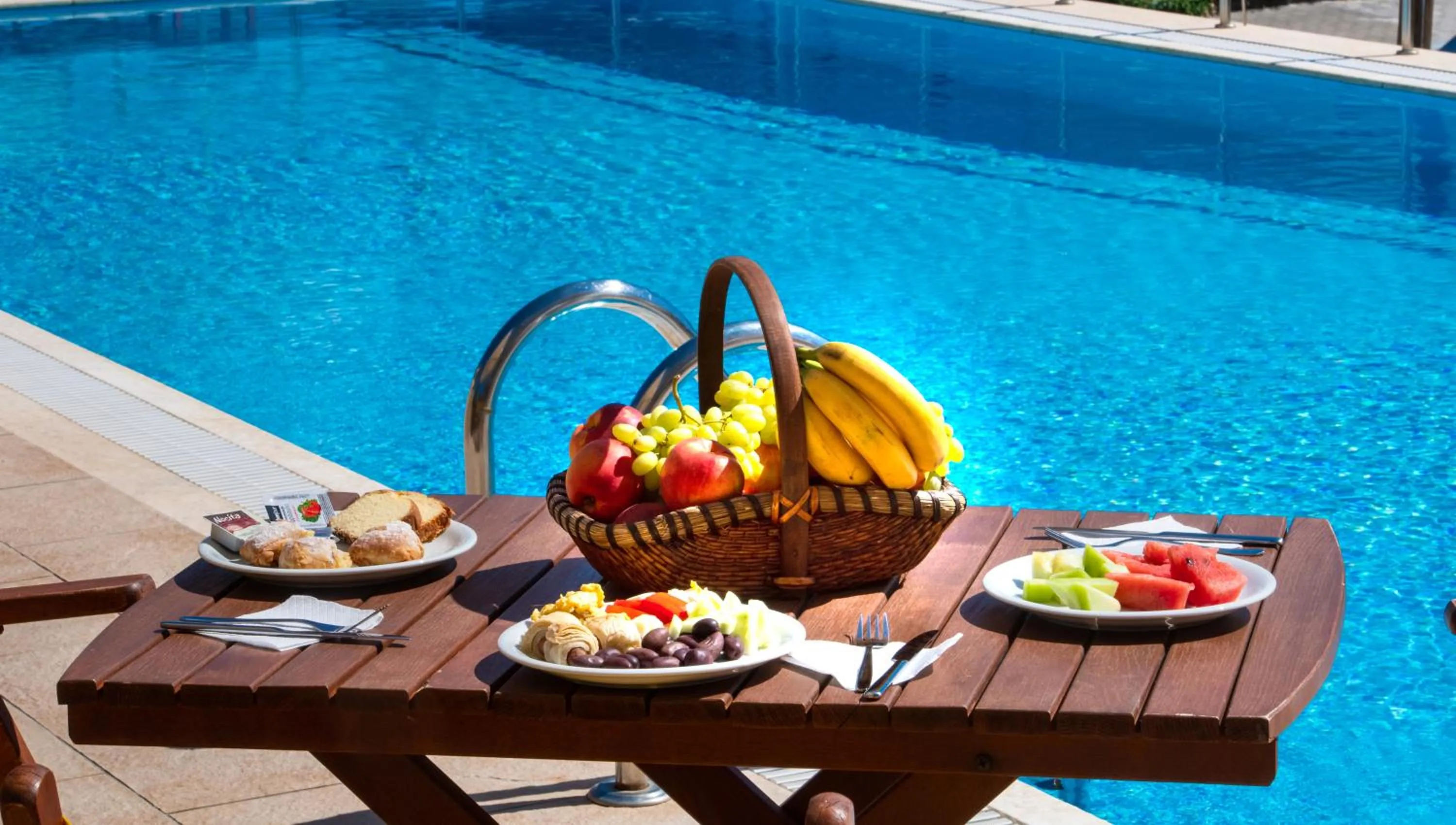 Swimming pool in Summertime Inn