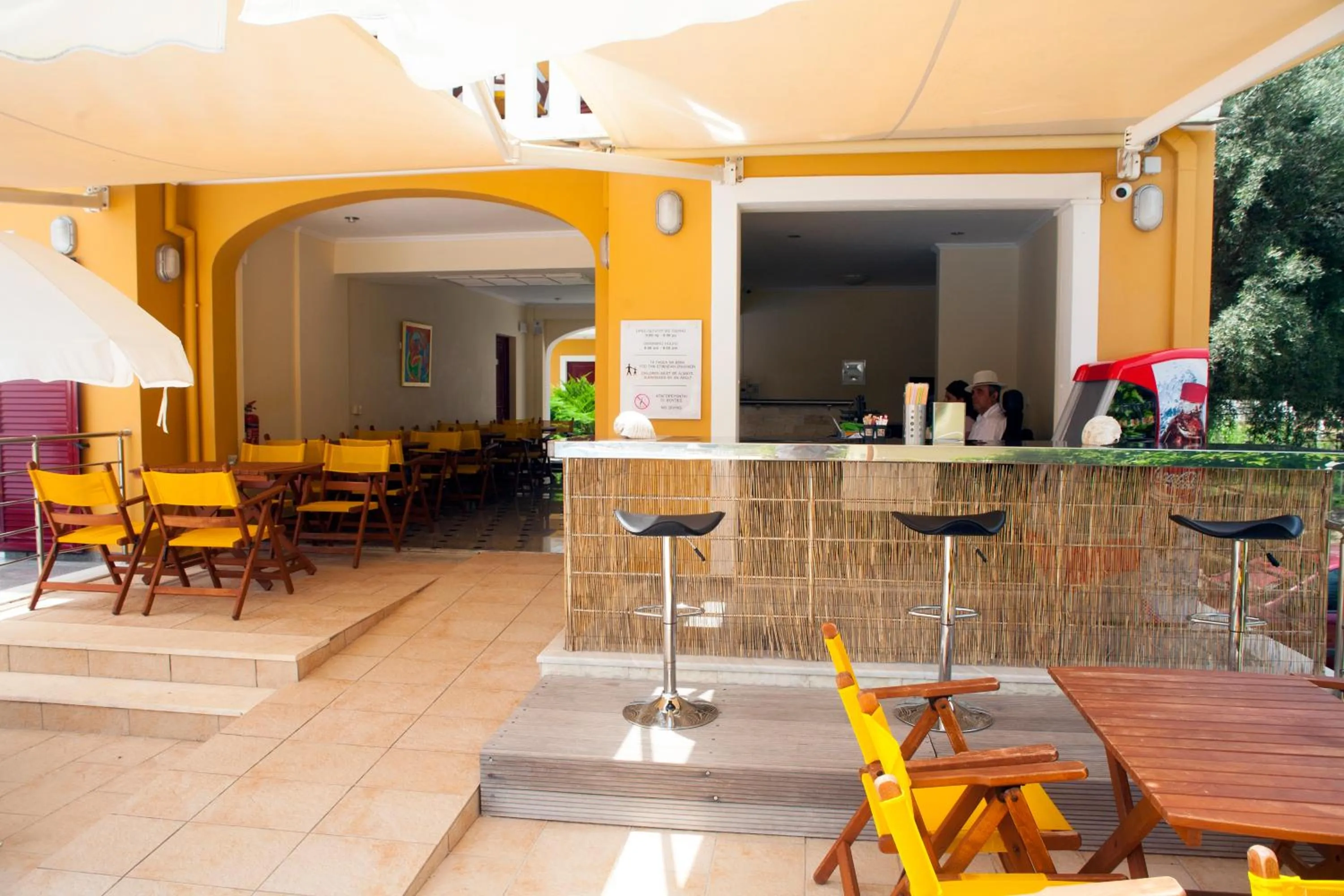 Lounge or bar in Summertime Inn