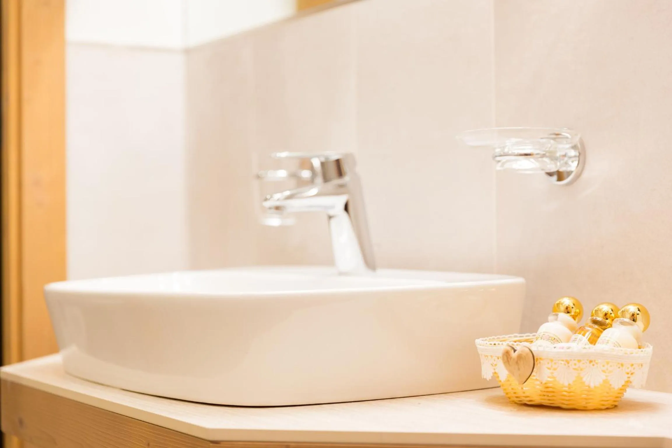 Shower in Green Rose