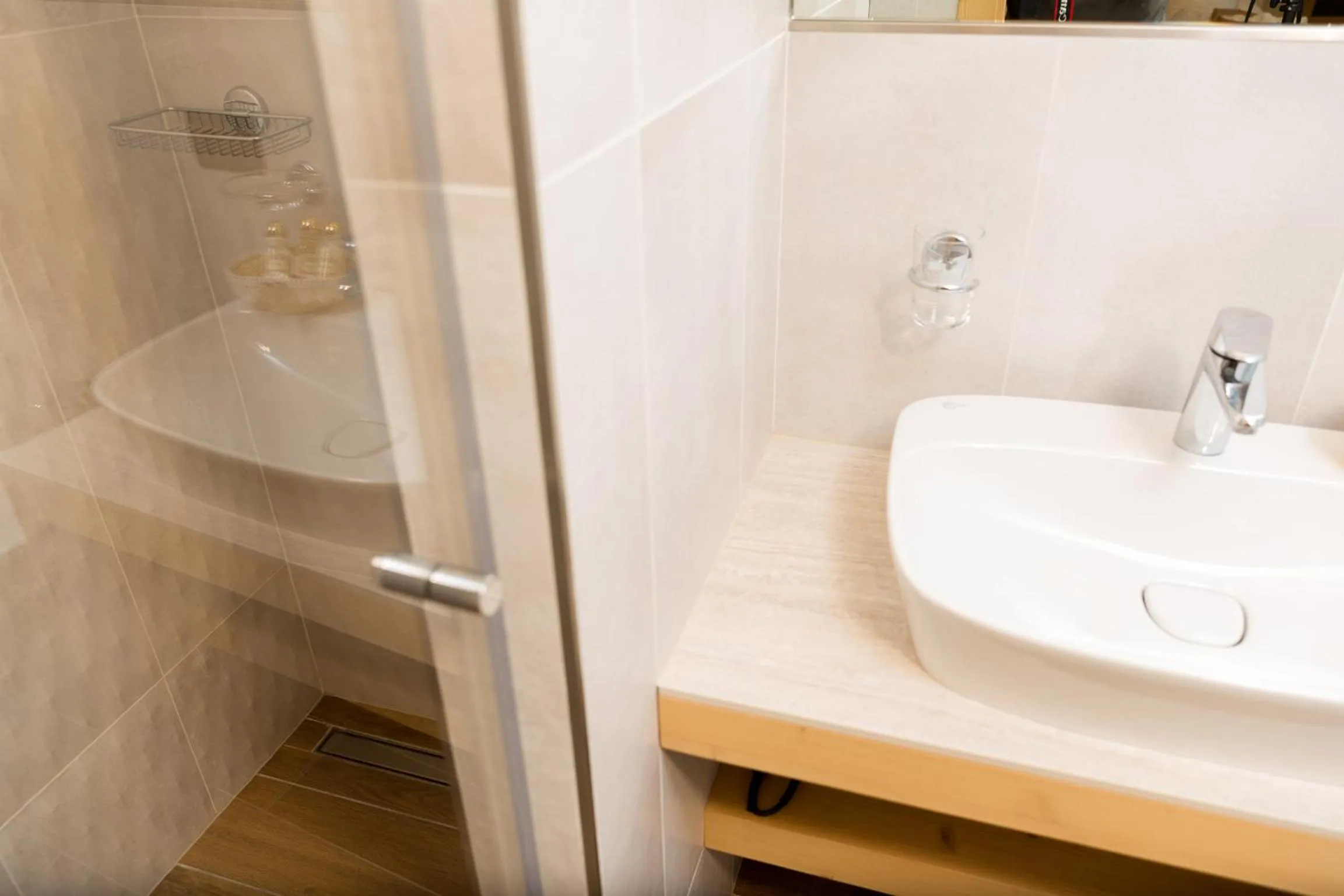 Shower in Green Rose