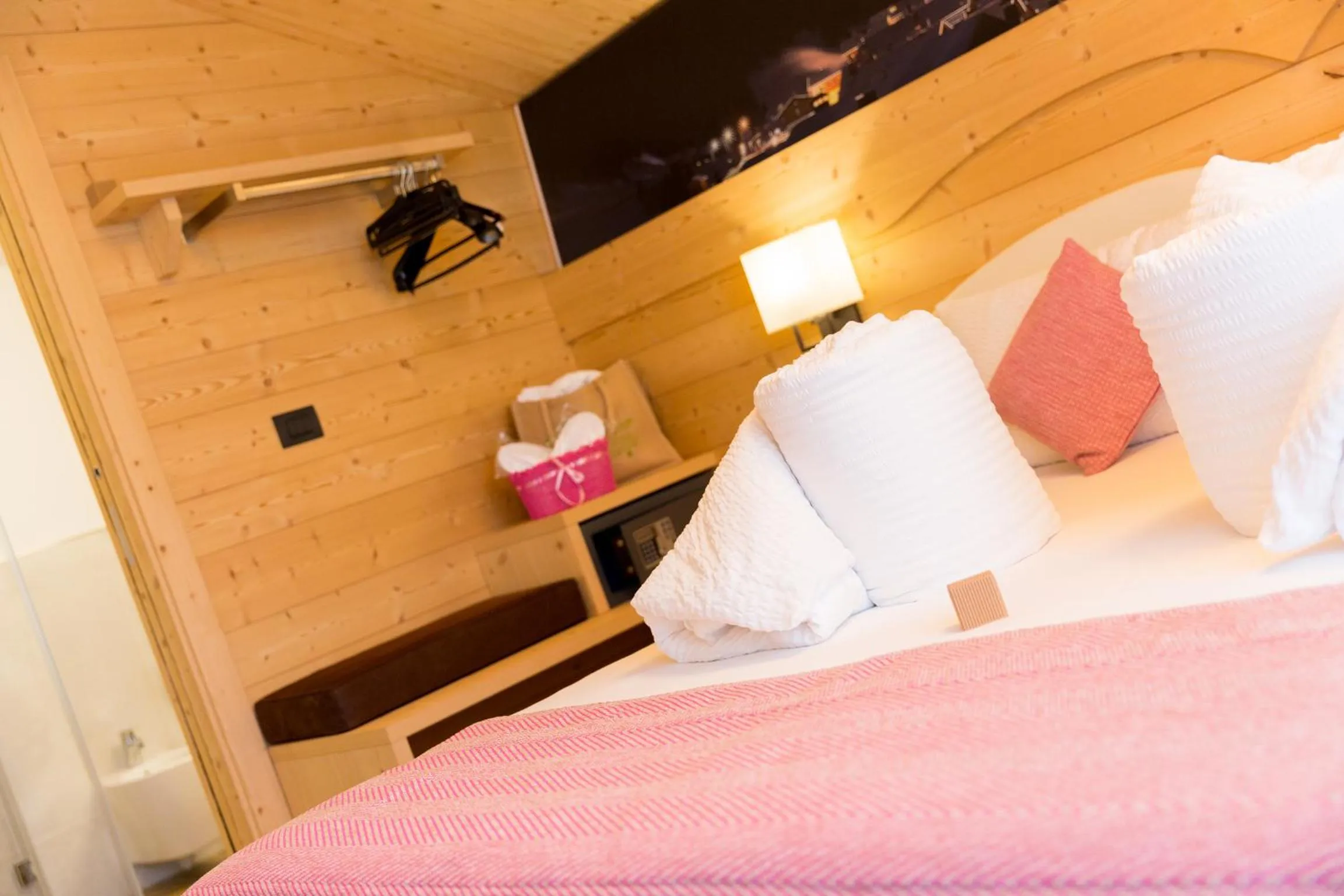 Shower, Bed in Green Rose