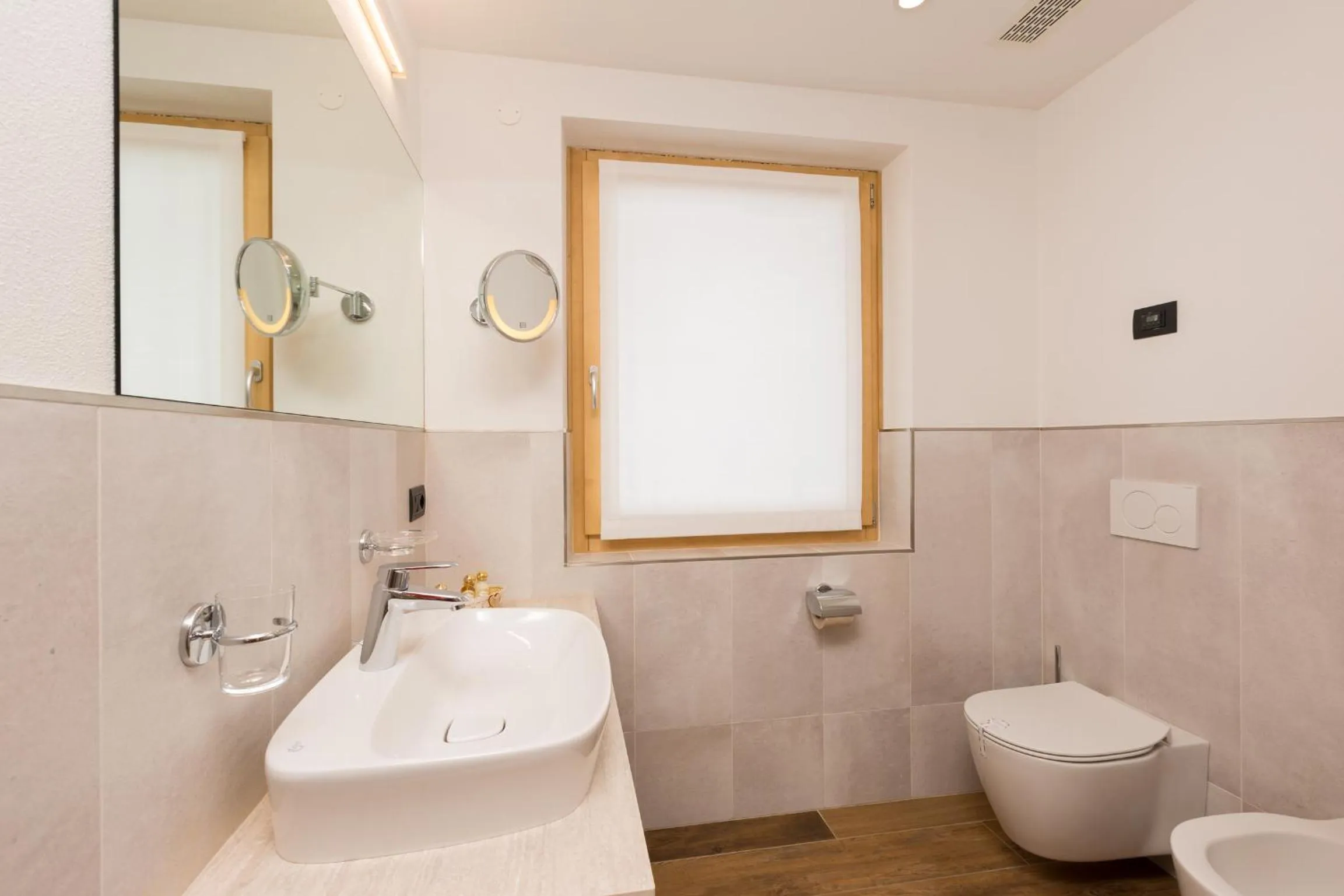 Shower in Green Rose