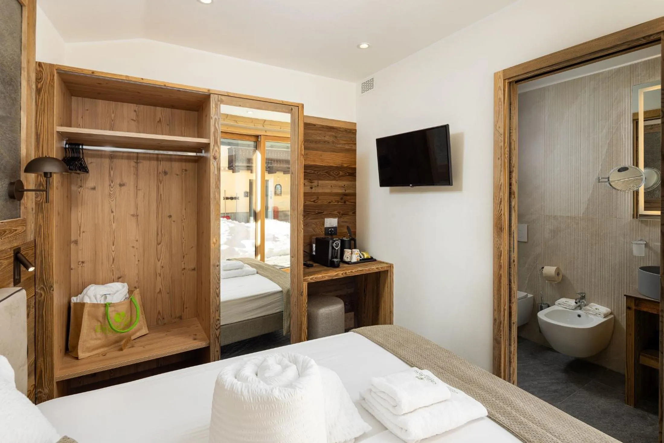 Photo of the whole room, Bed in Green Rose