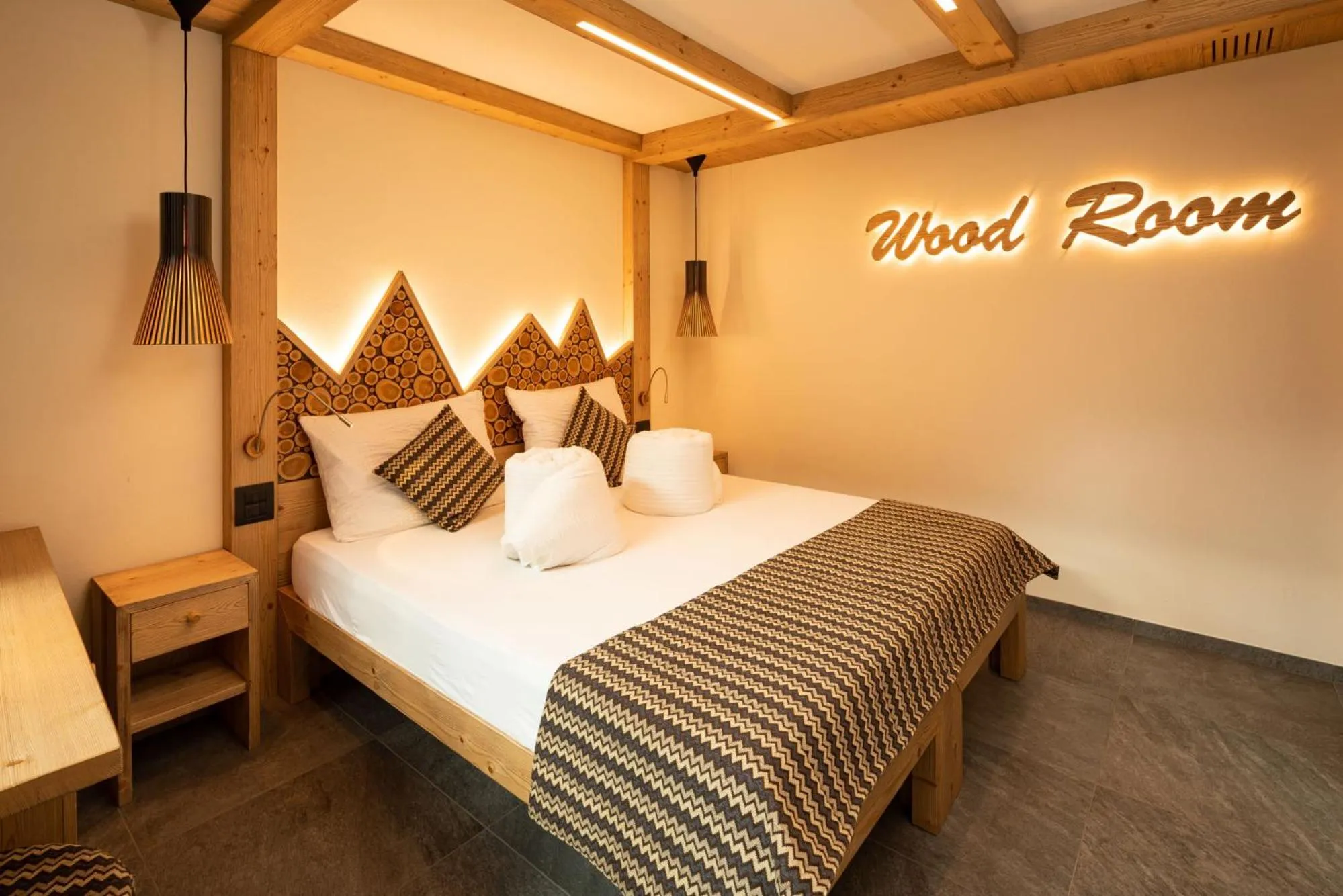 Photo of the whole room, Bed in Green Rose