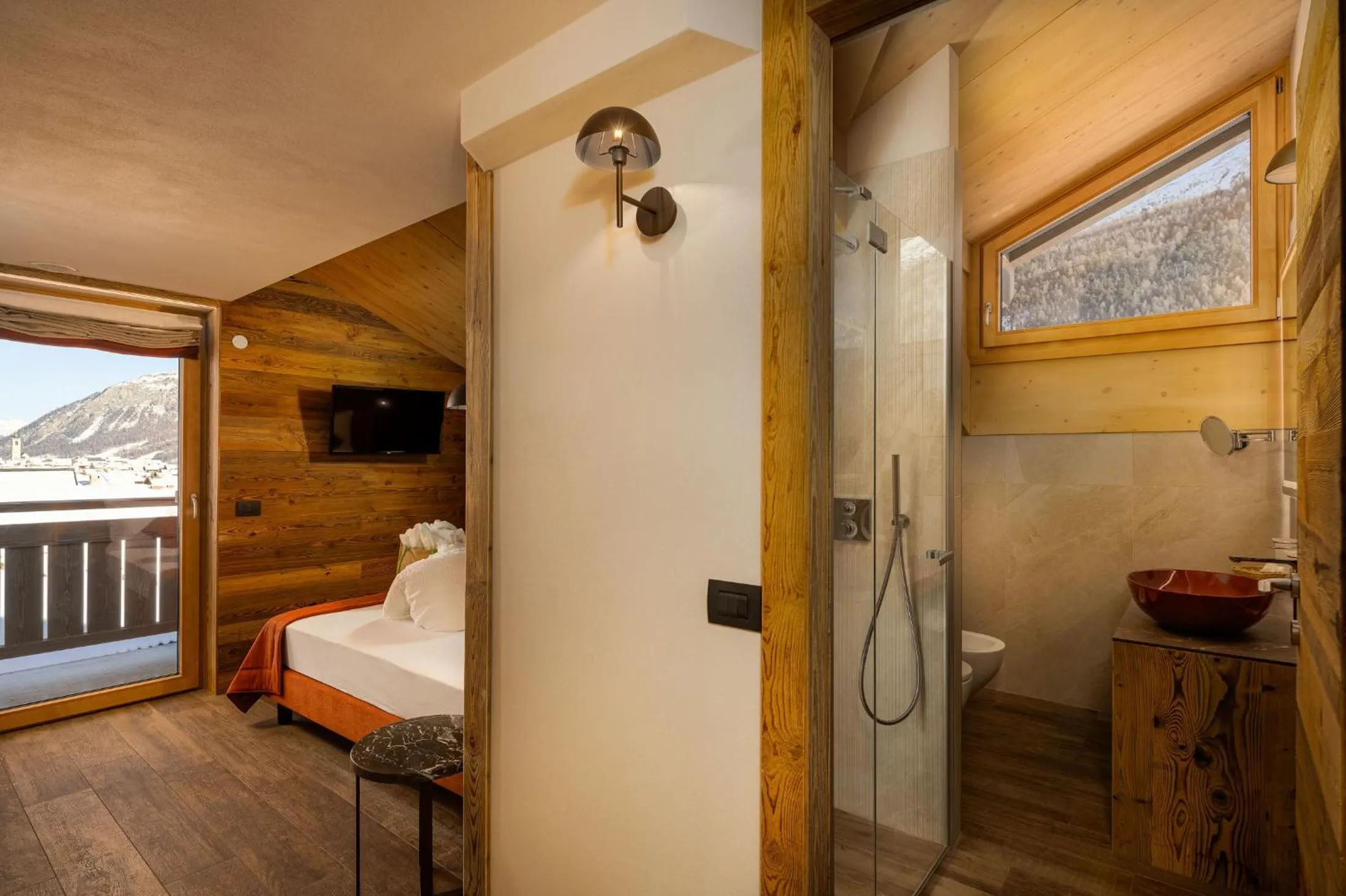 Photo of the whole room in Green Rose