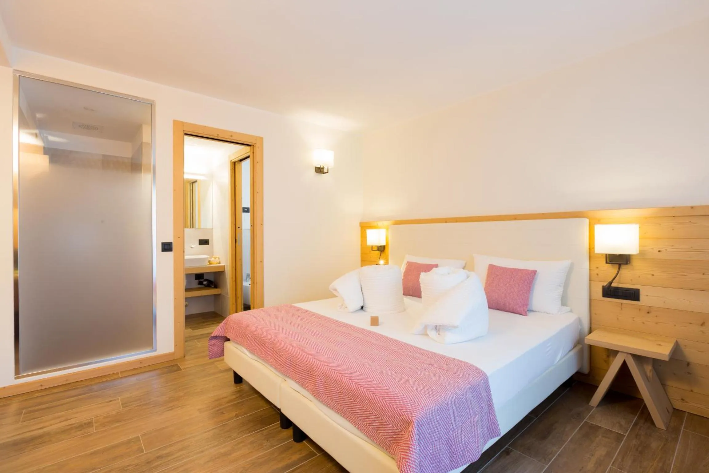 Shower, Bed in Green Rose