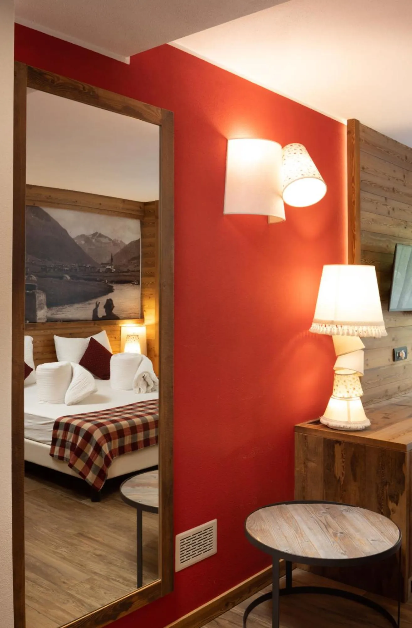 Photo of the whole room, Bed in Green Rose