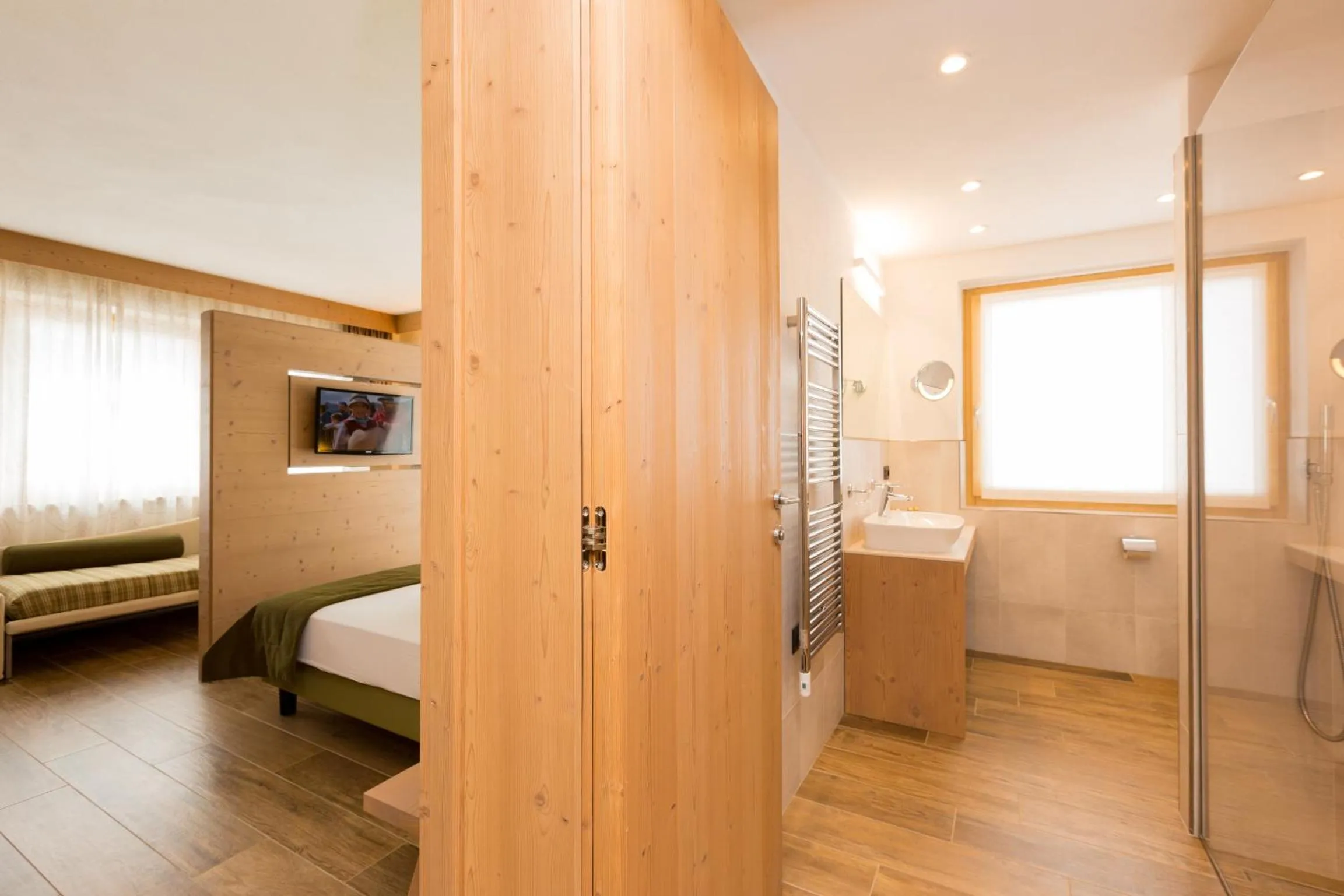 Shower, Bed in Green Rose