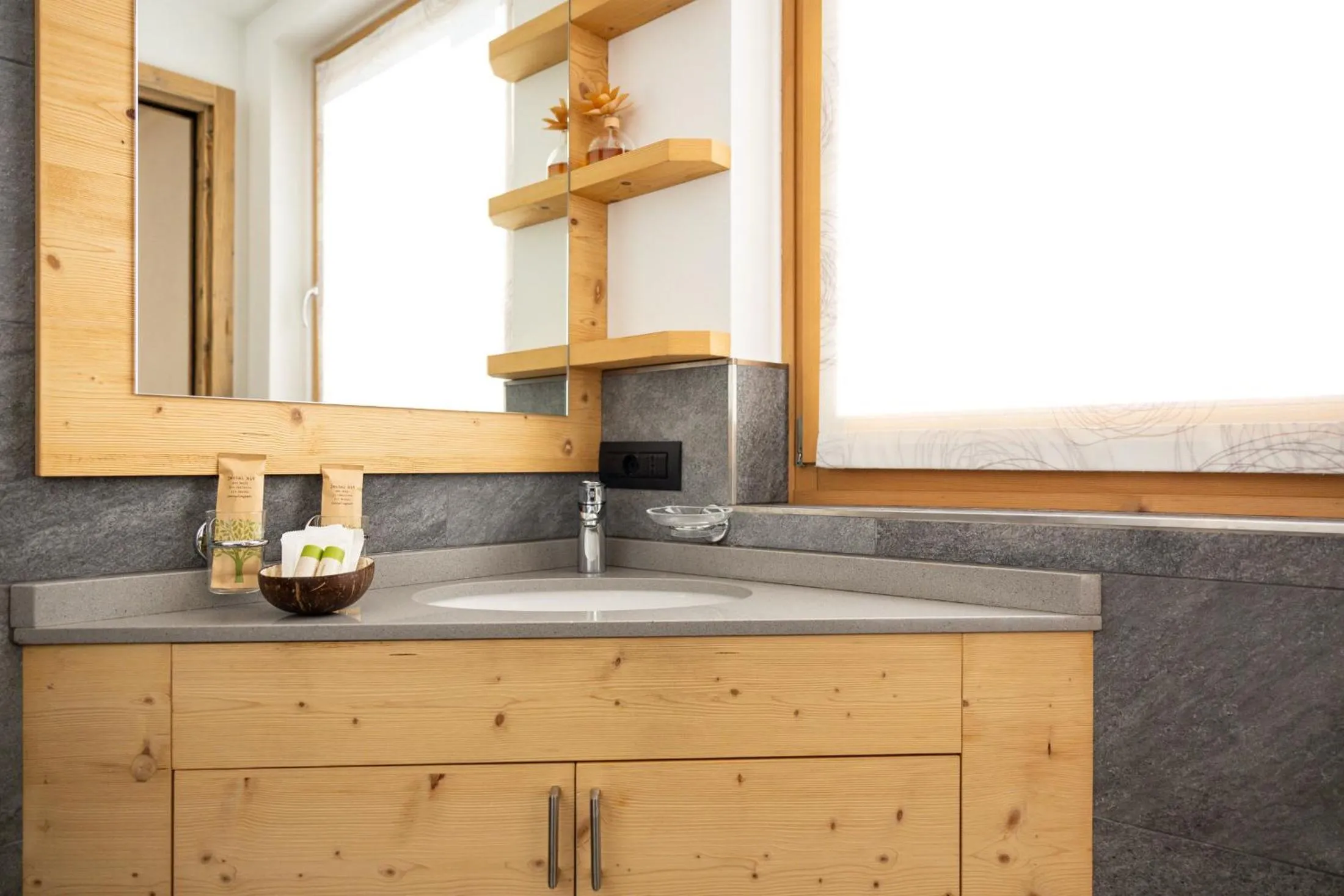 Bathroom in Green Rose