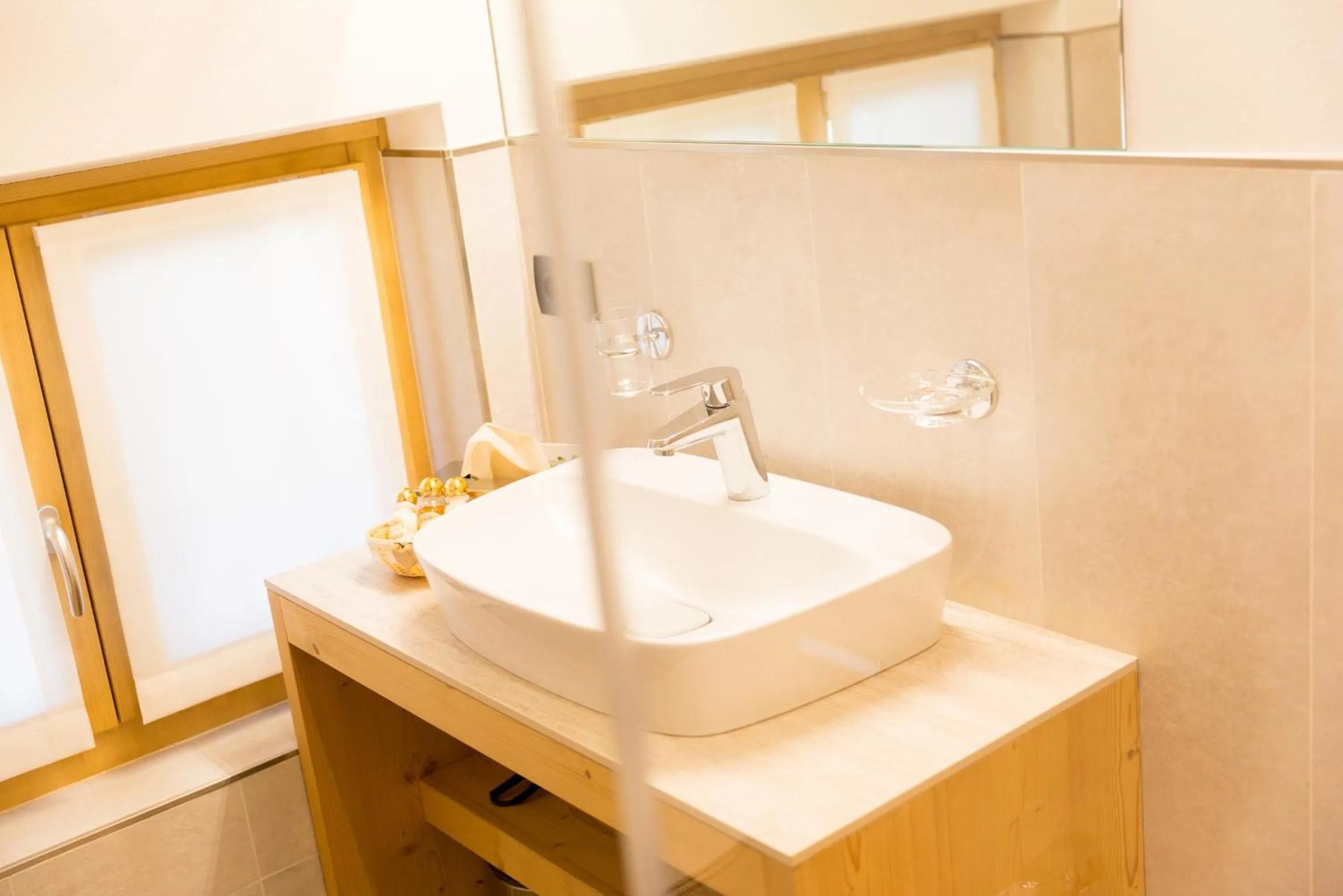 Shower in Green Rose