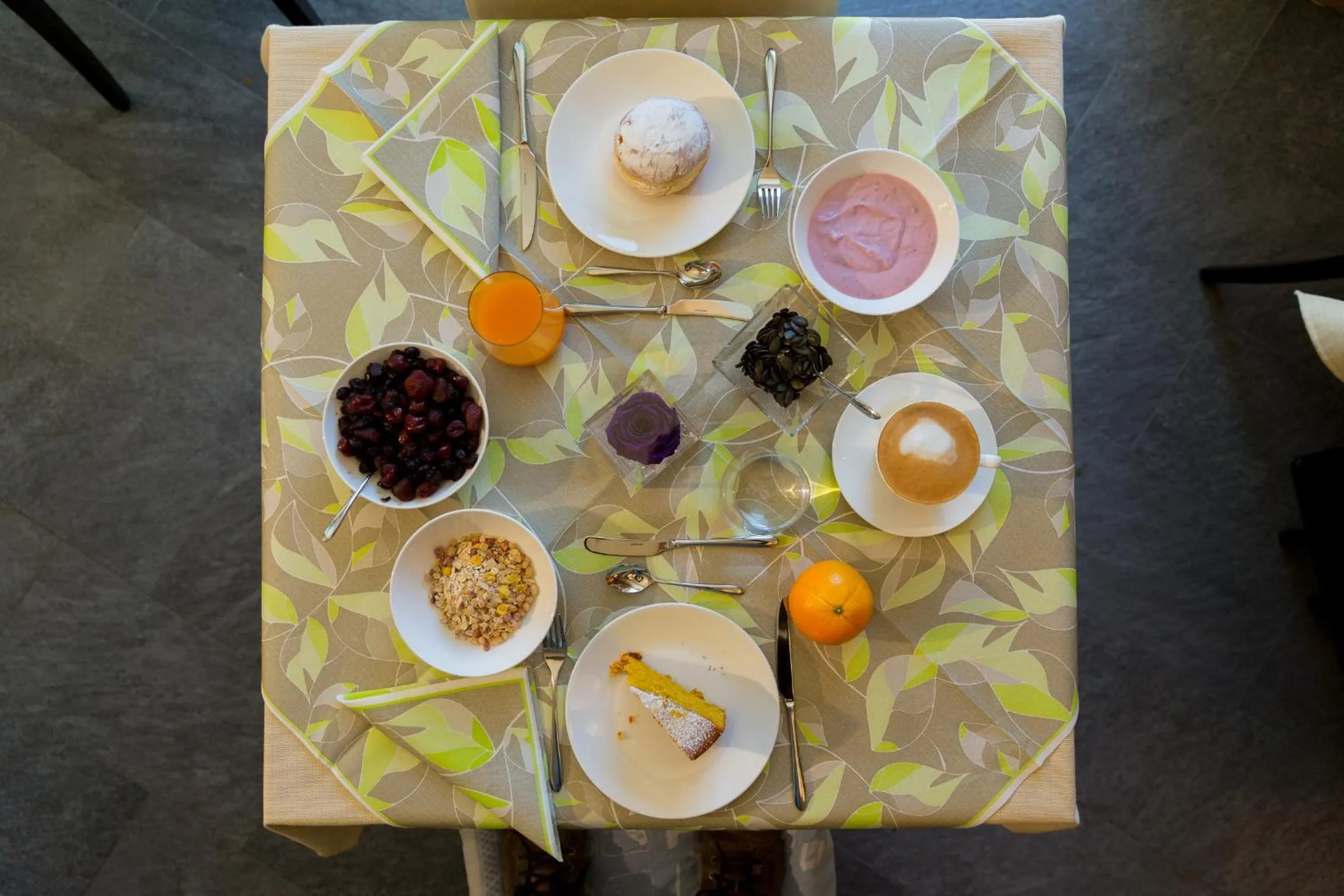 Lounge or bar in Green Rose