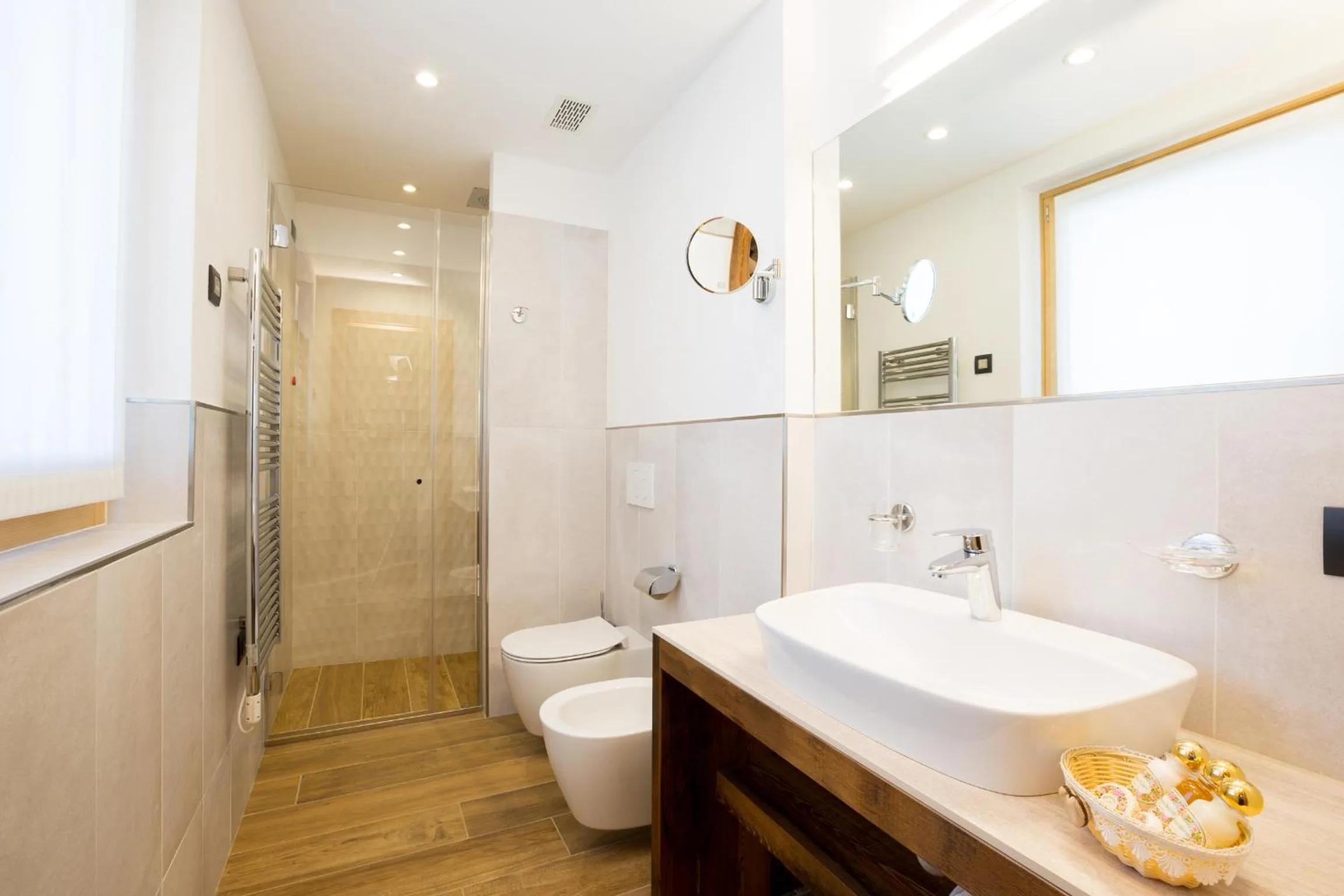 Shower in Green Rose