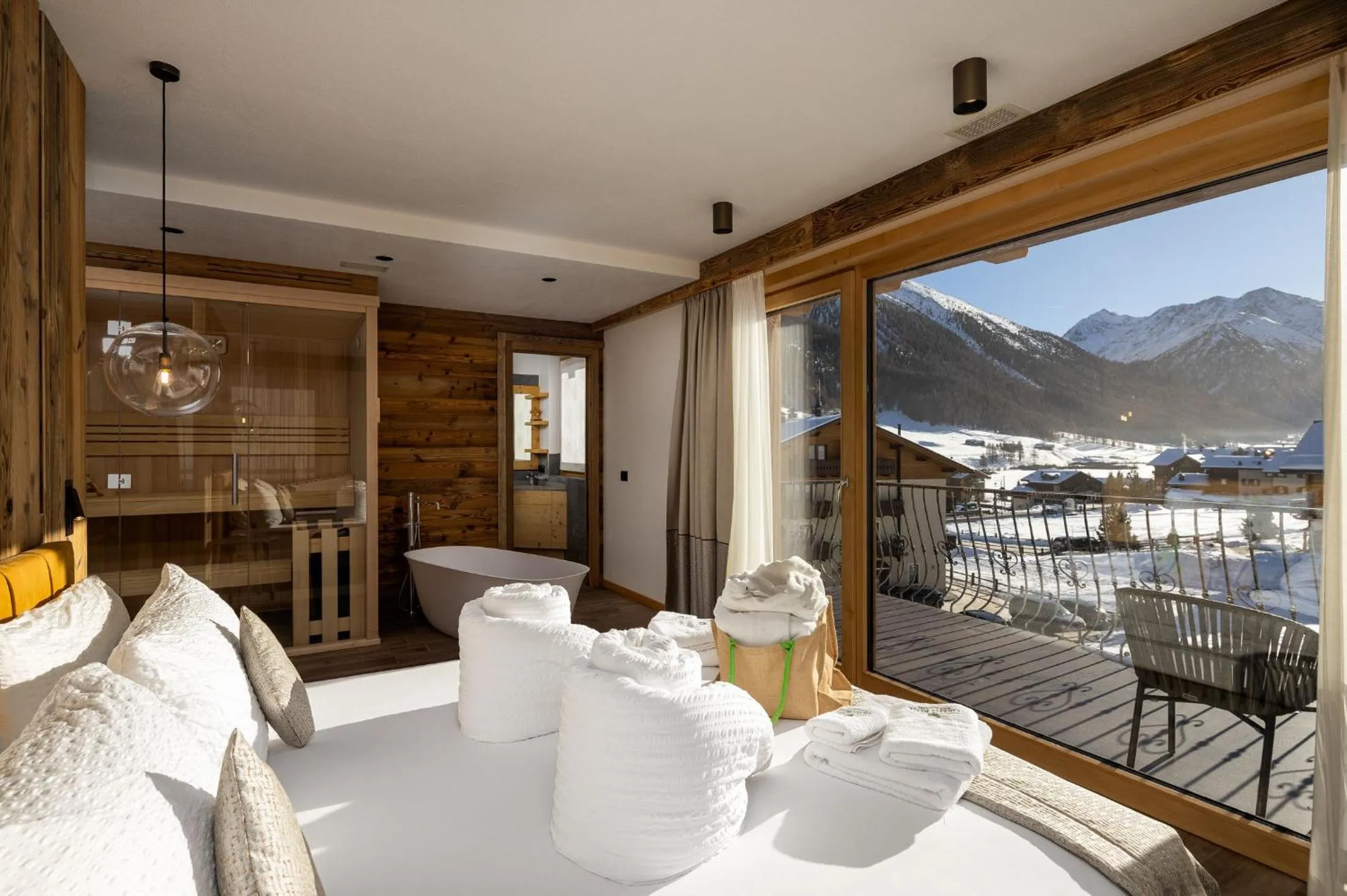 Photo of the whole room in Green Rose