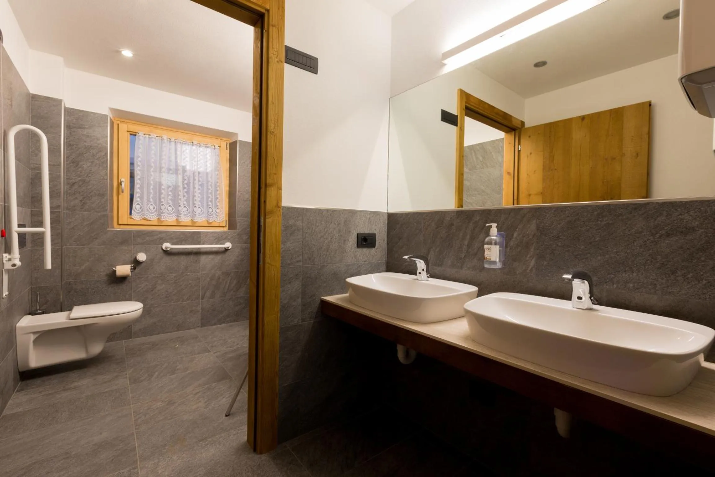 Toilet in Green Rose