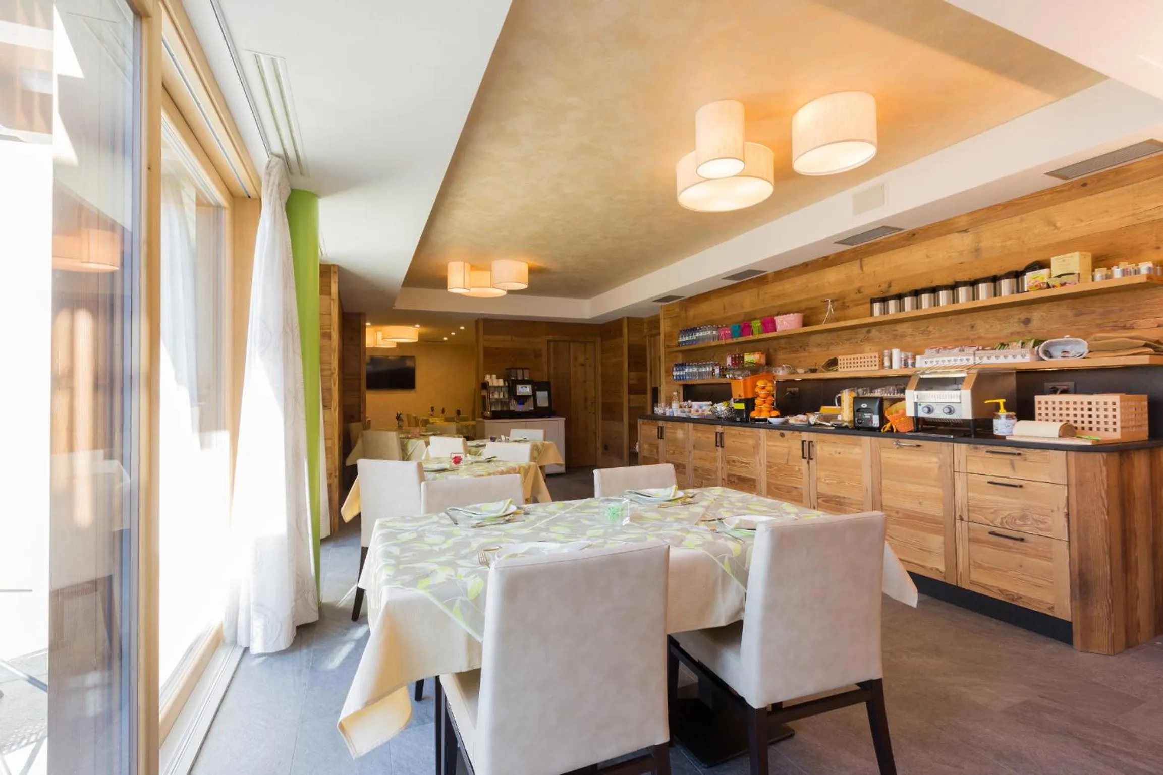 Lounge or bar in Green Rose