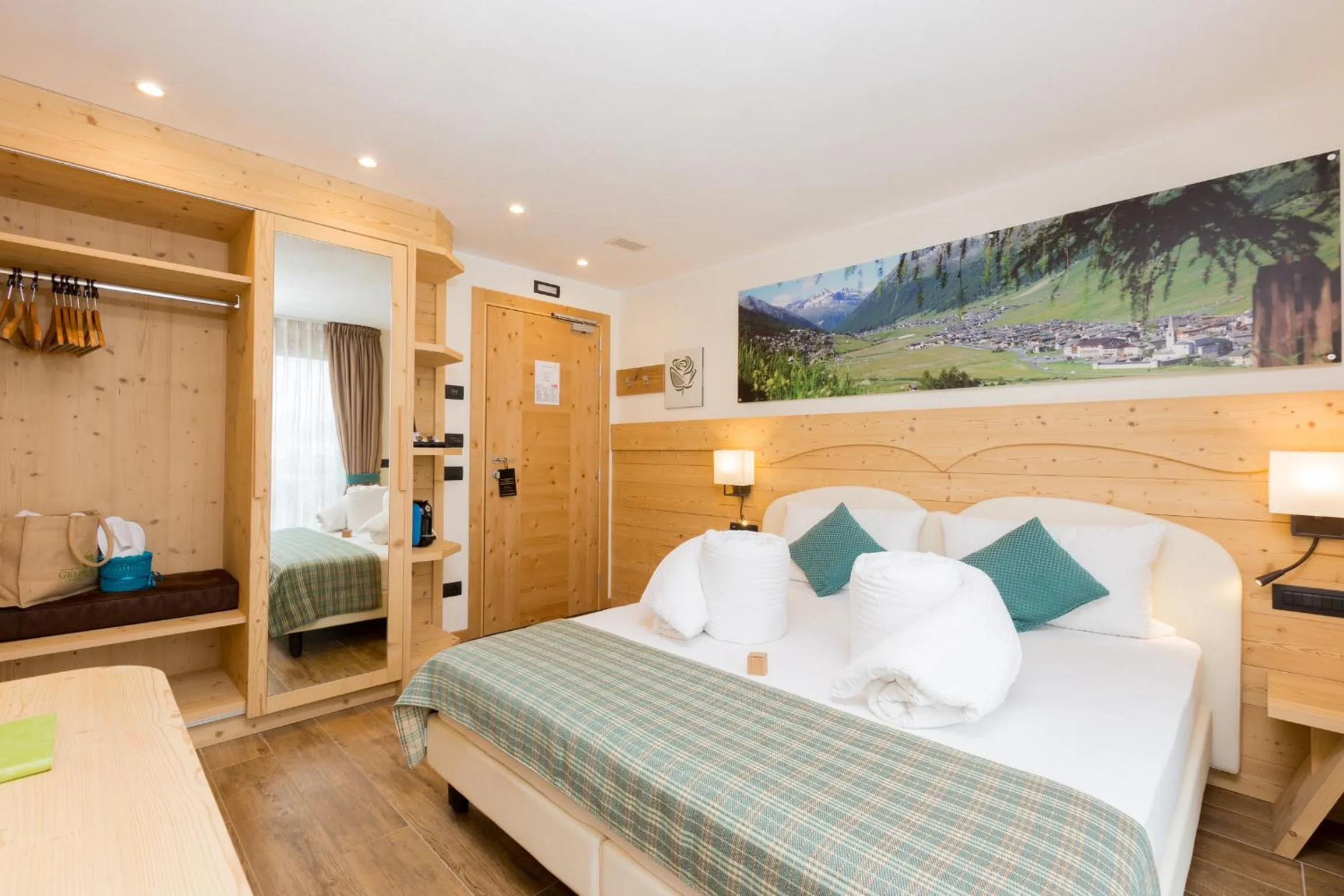 Shower, Bed in Green Rose