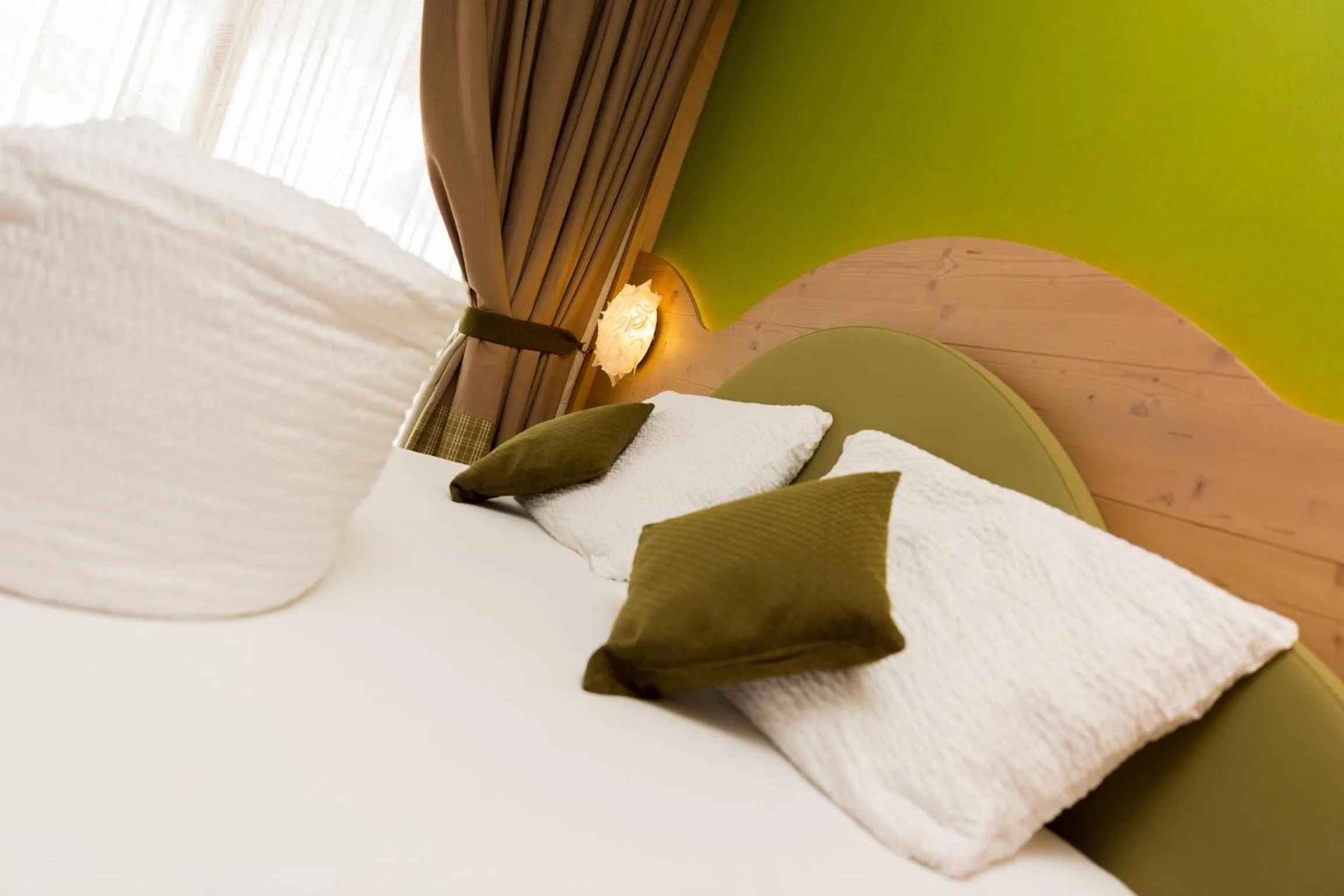 Shower, Bed in Green Rose