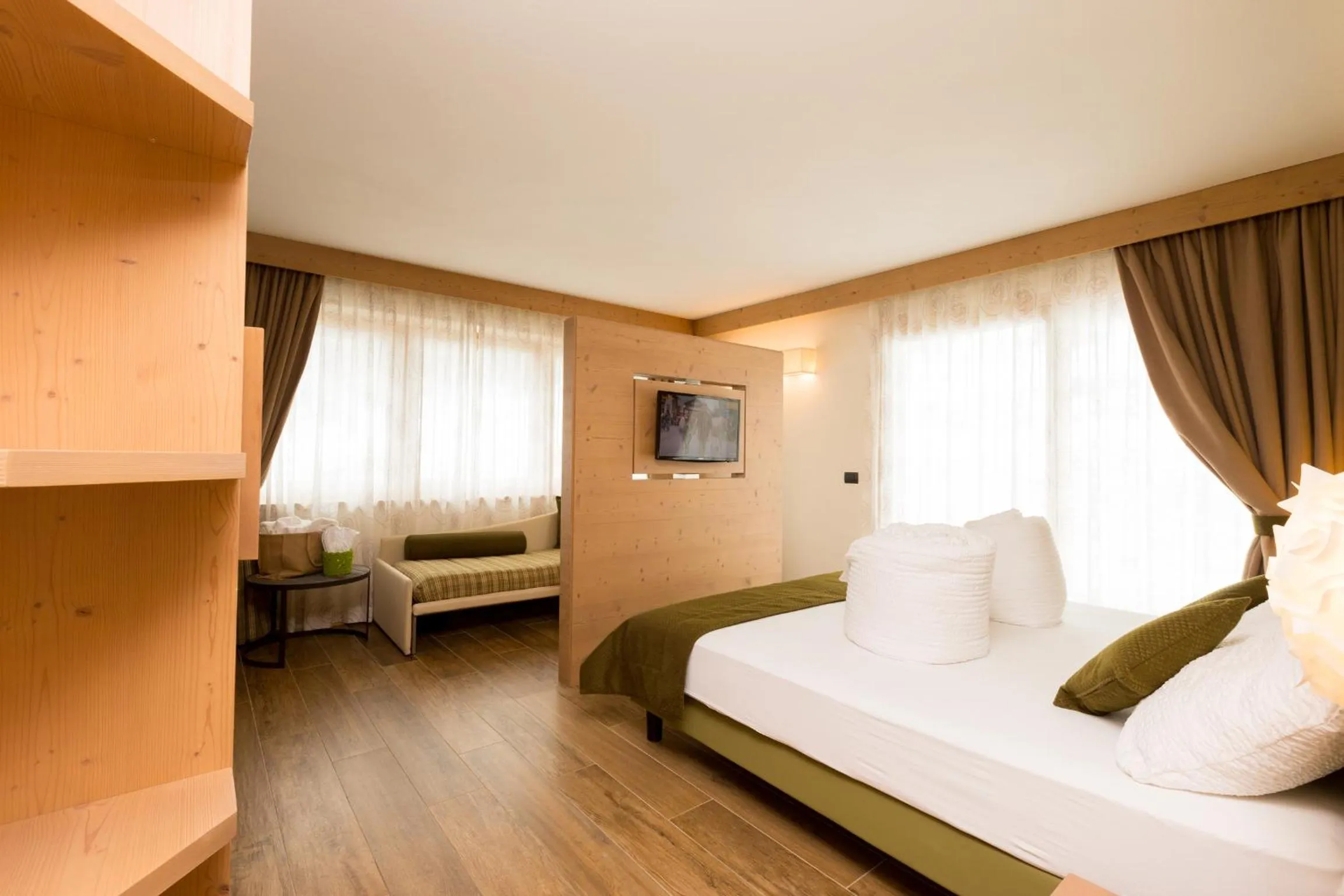 Shower, Bed in Green Rose