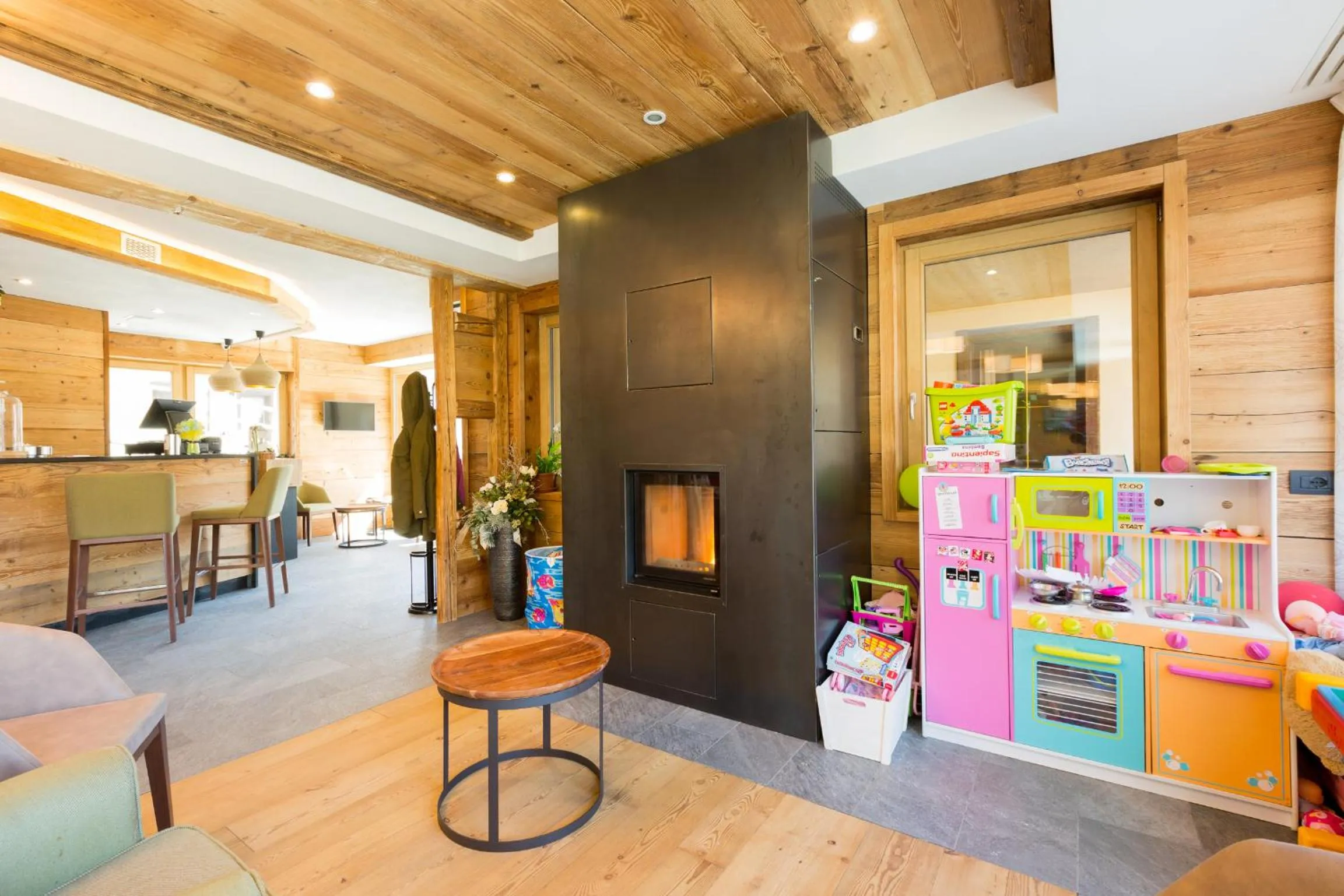 Communal lounge/ TV room in Green Rose