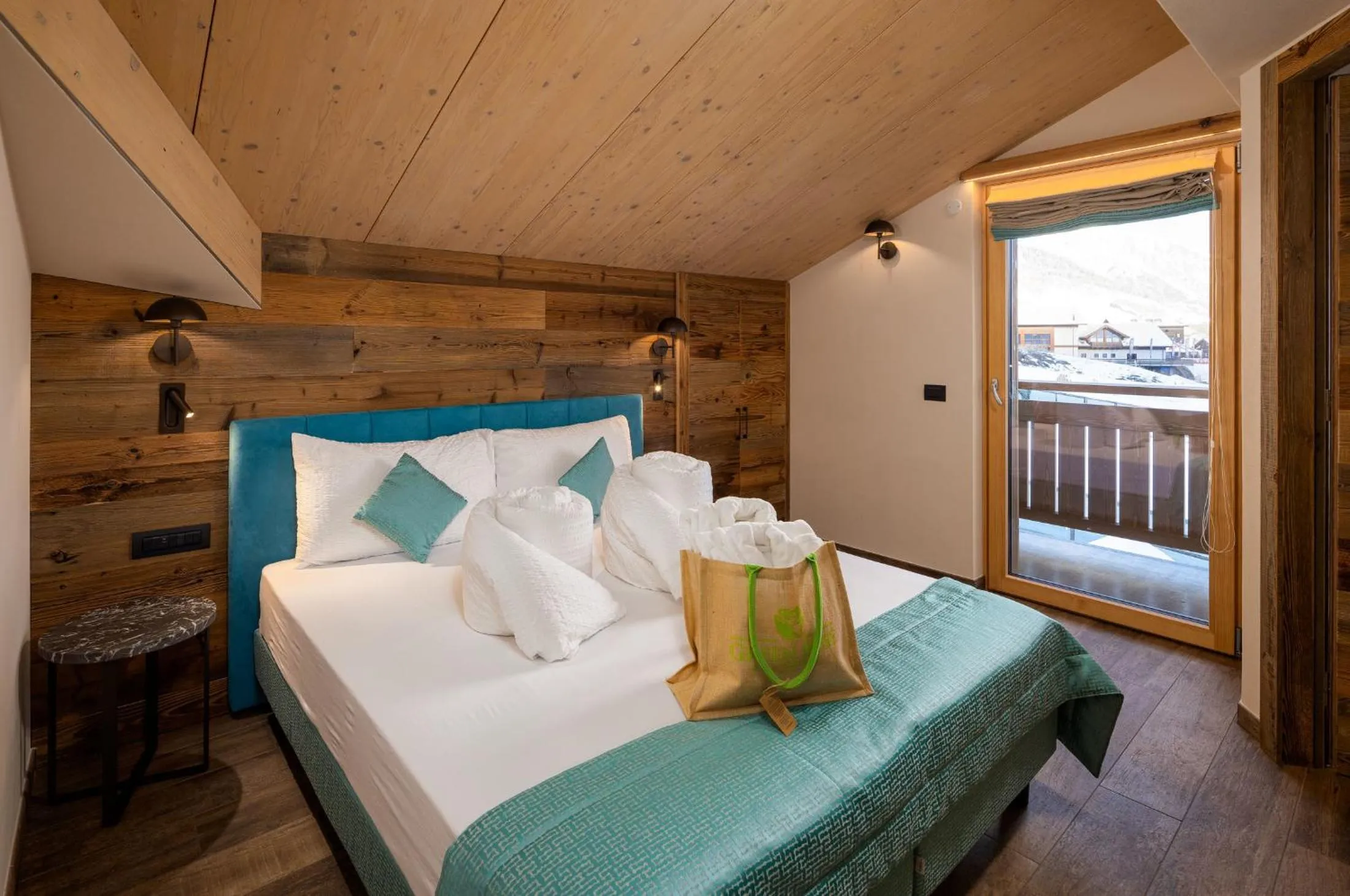 Bedroom, Bed in Green Rose