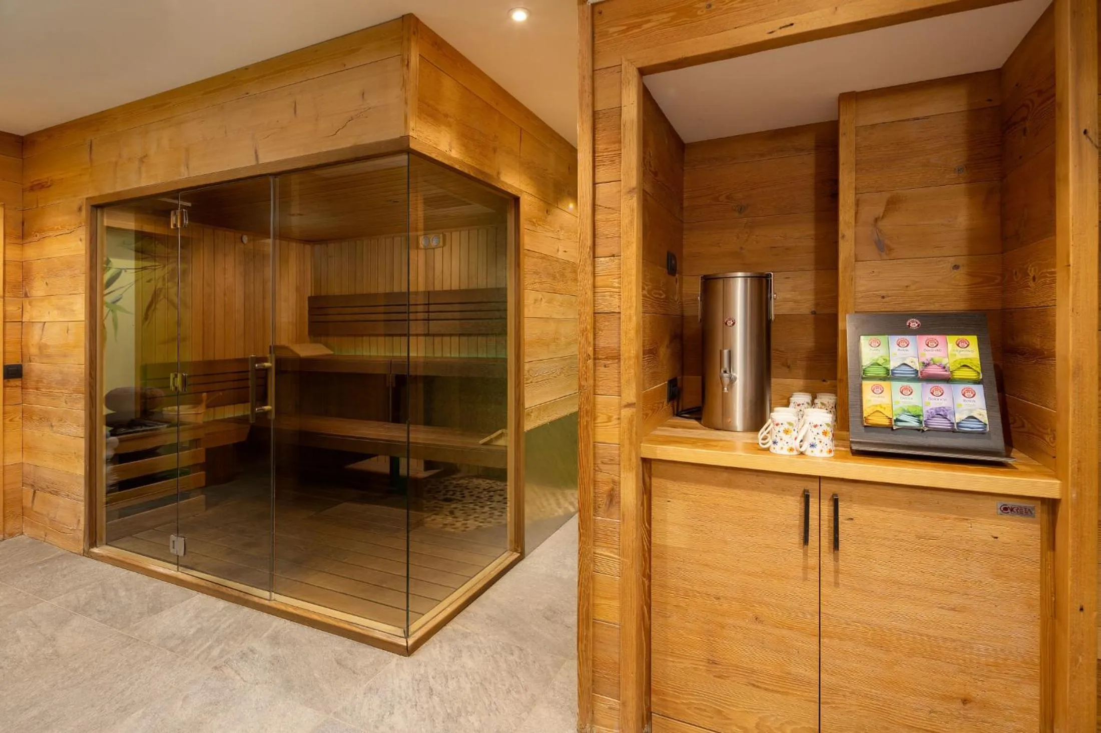 Swimming pool in Green Rose