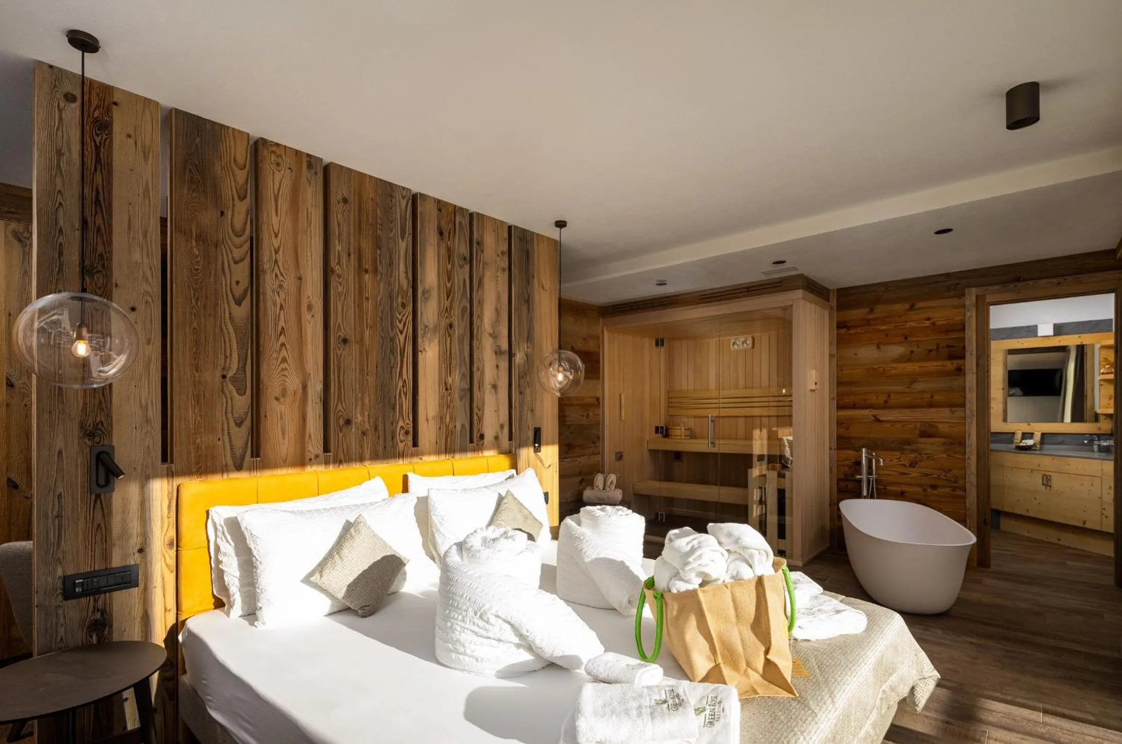 Bath, Bed in Green Rose