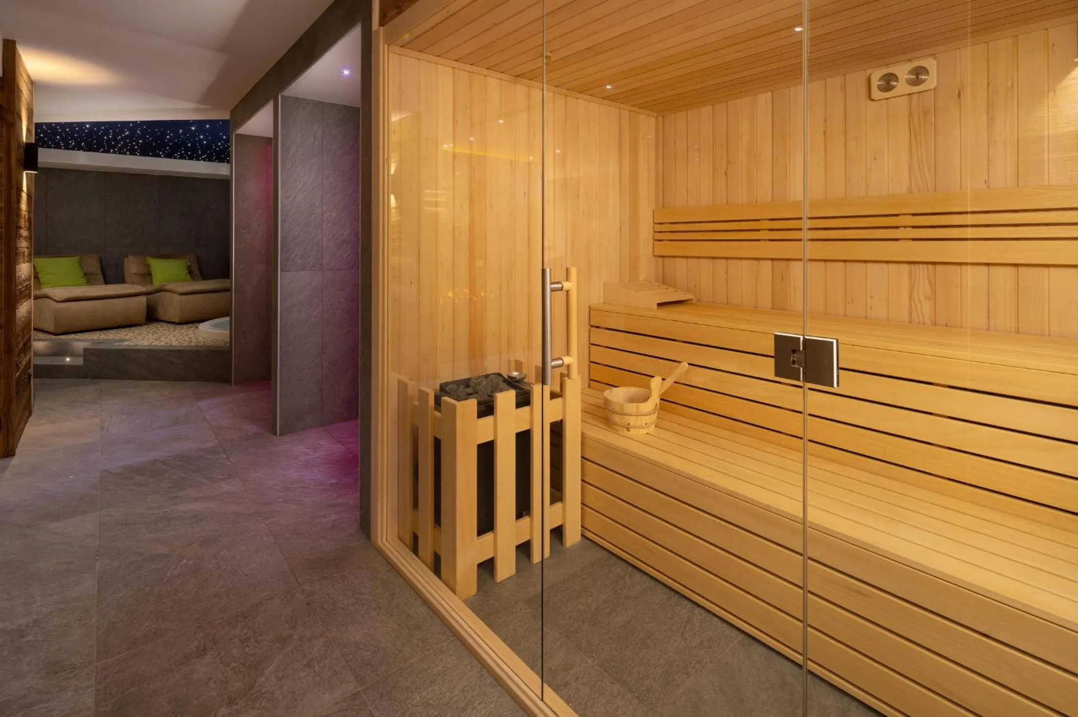 Swimming pool in Green Rose