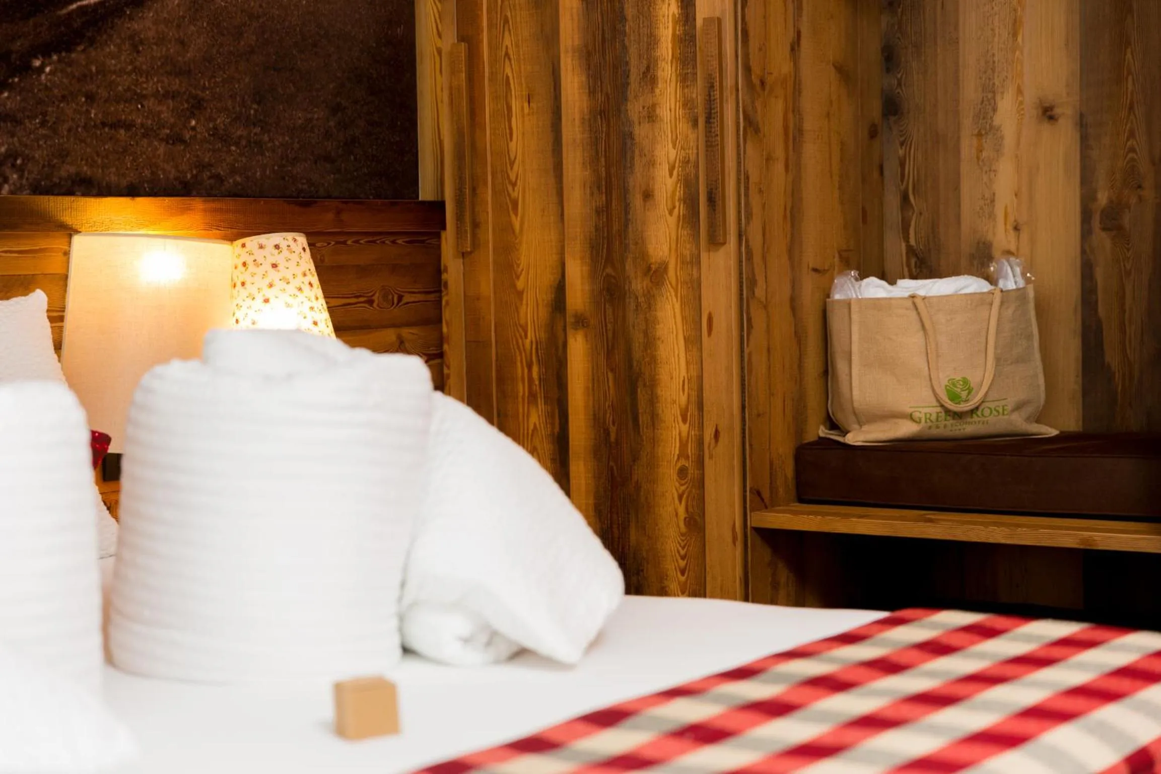 Shower, Bed in Green Rose