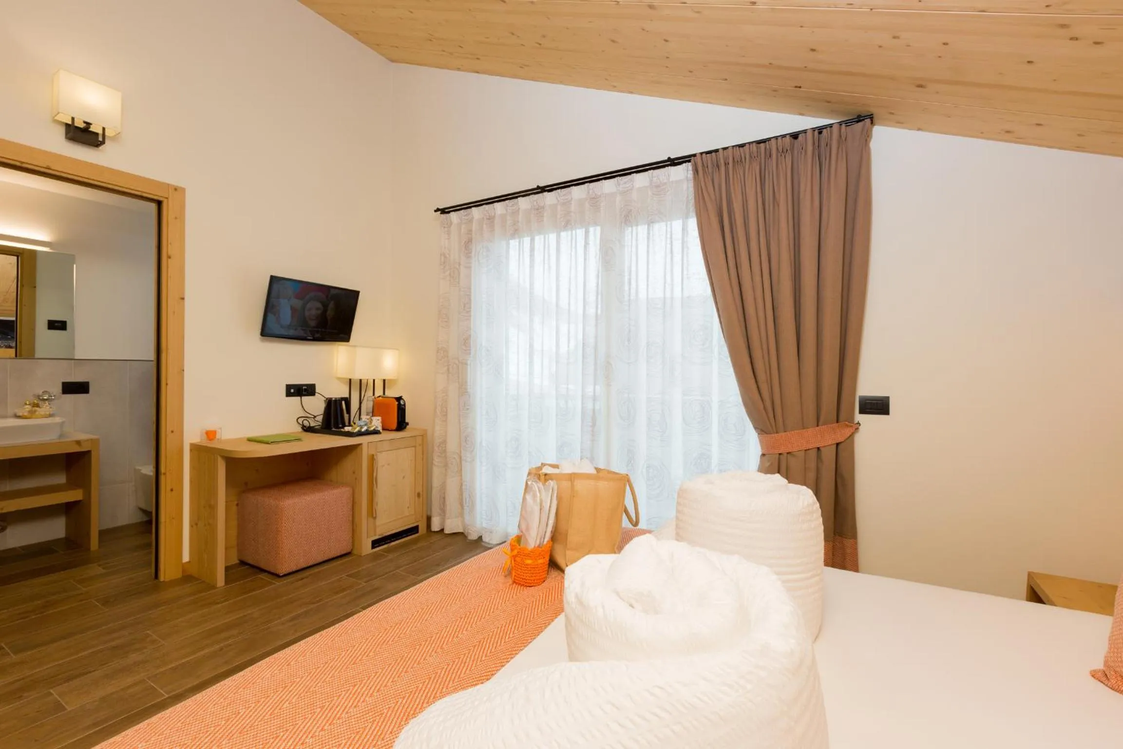 Shower, Bed in Green Rose