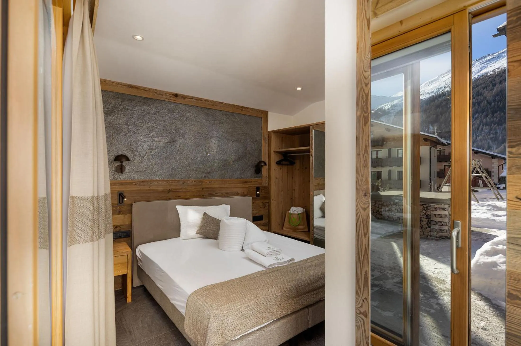 Photo of the whole room, Bed in Green Rose