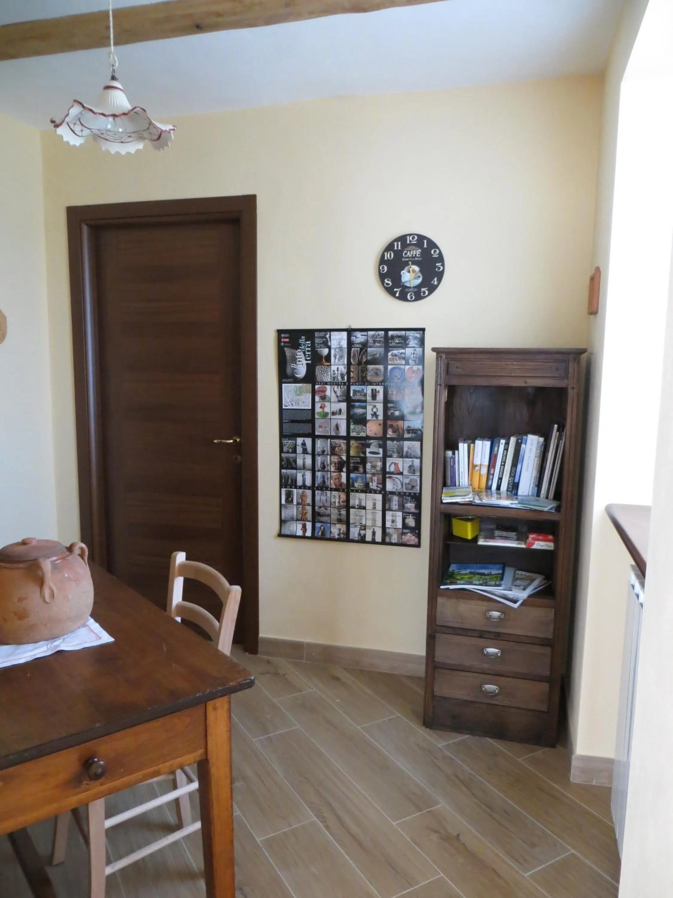 Library in La Bella Dormiente B&B