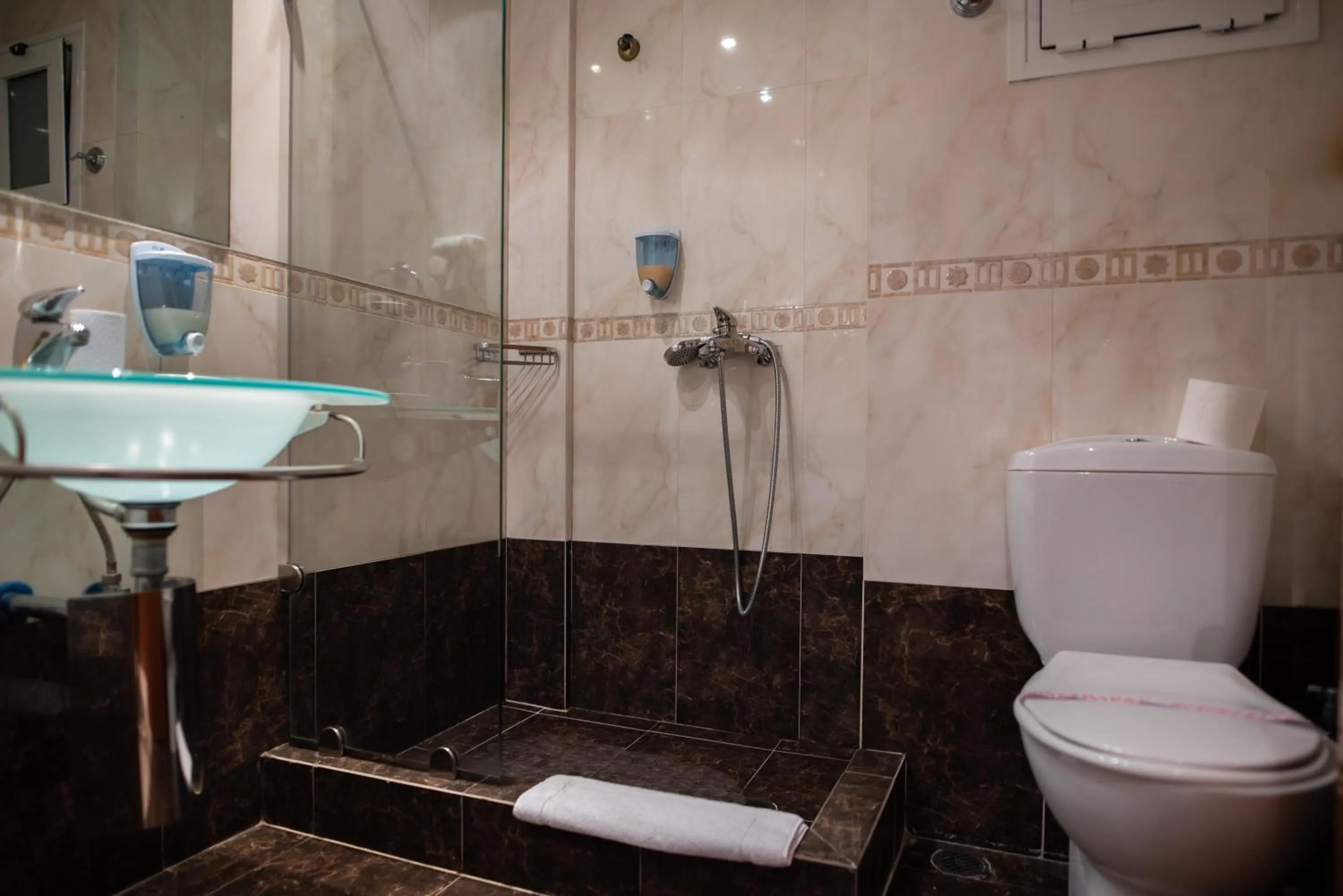 Shower in Anastazia Luxury Suites & Spa