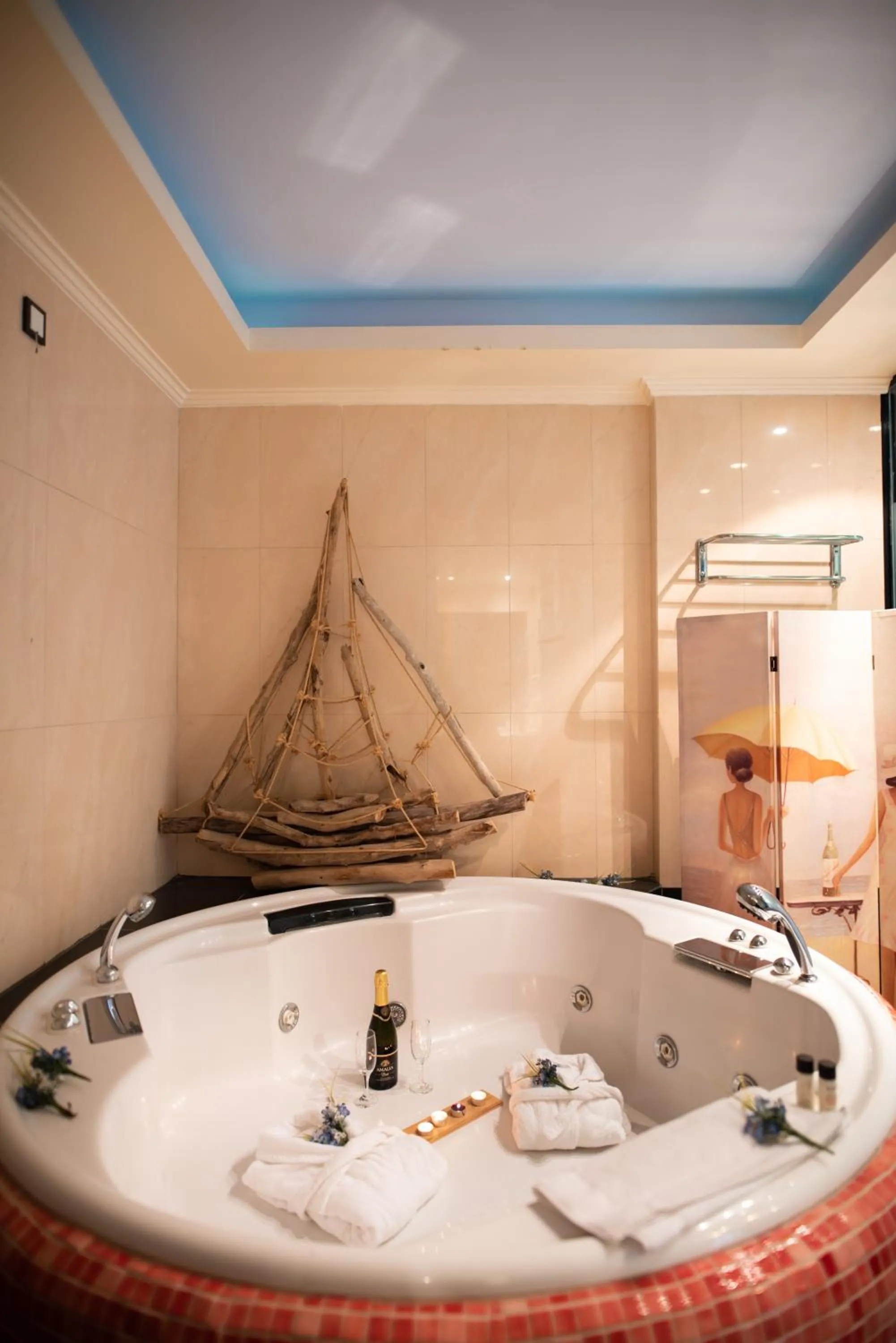 Hot Tub in Anastazia Luxury Suites & Spa