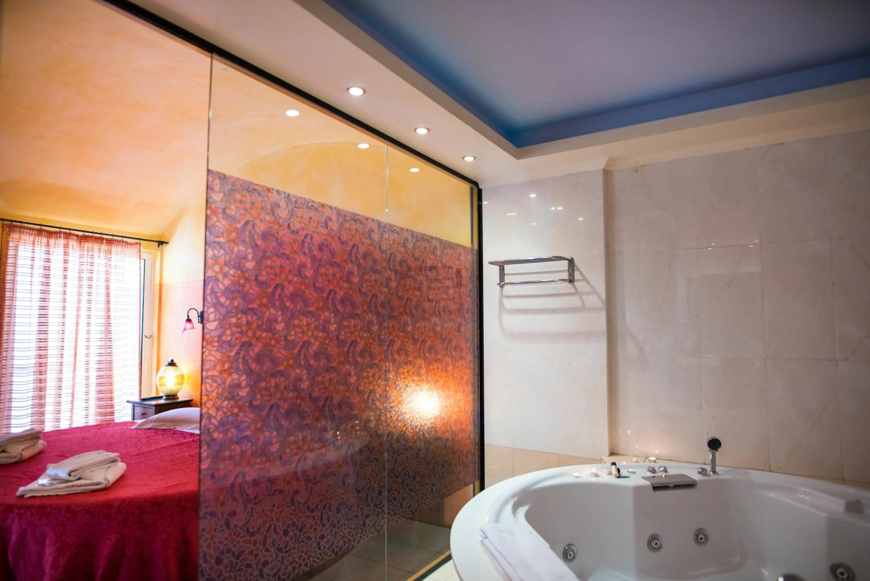 Hot Tub, Bed in Anastazia Luxury Suites & Spa
