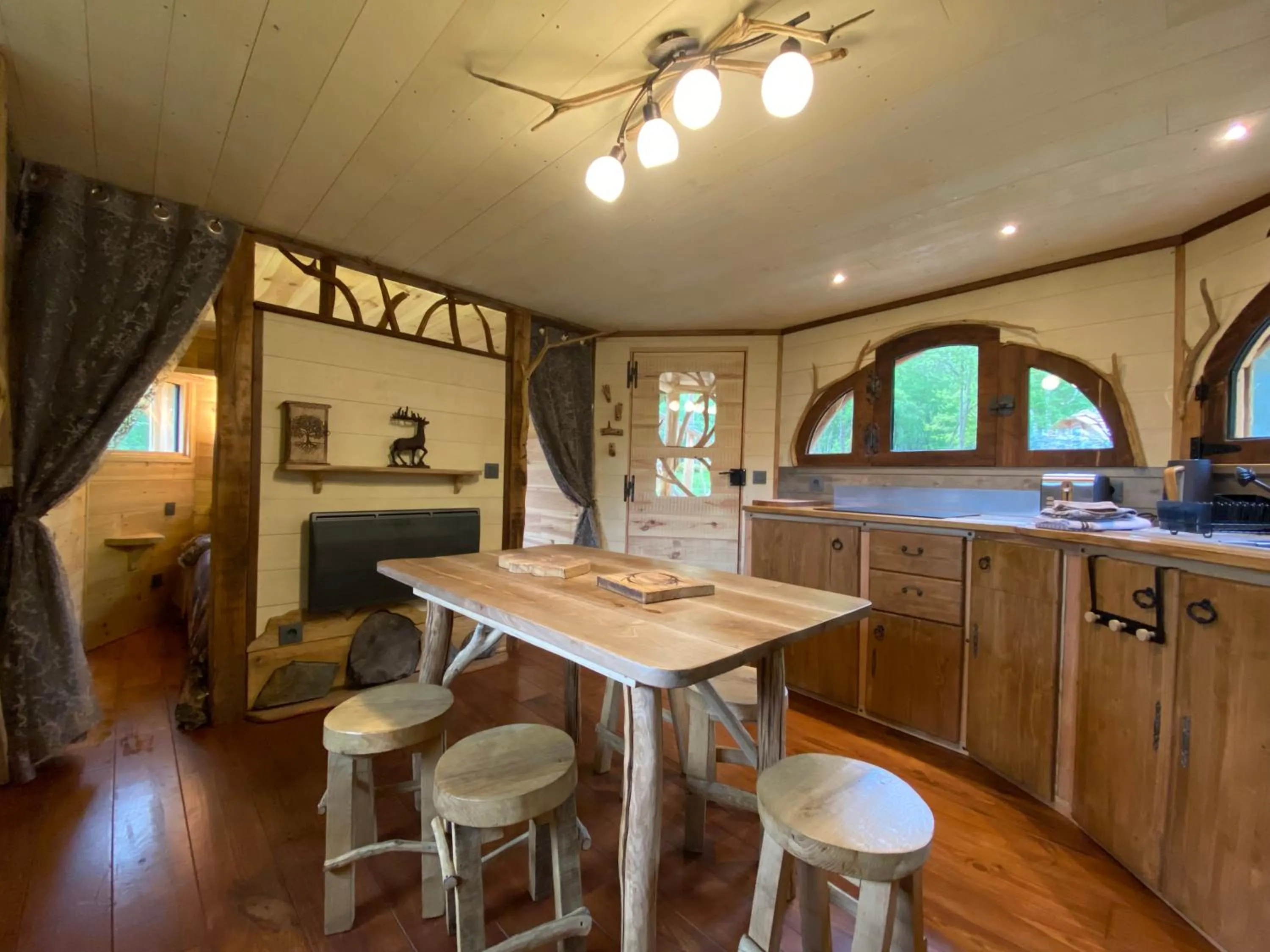 Dining area in Les Cabanes De Pyrene