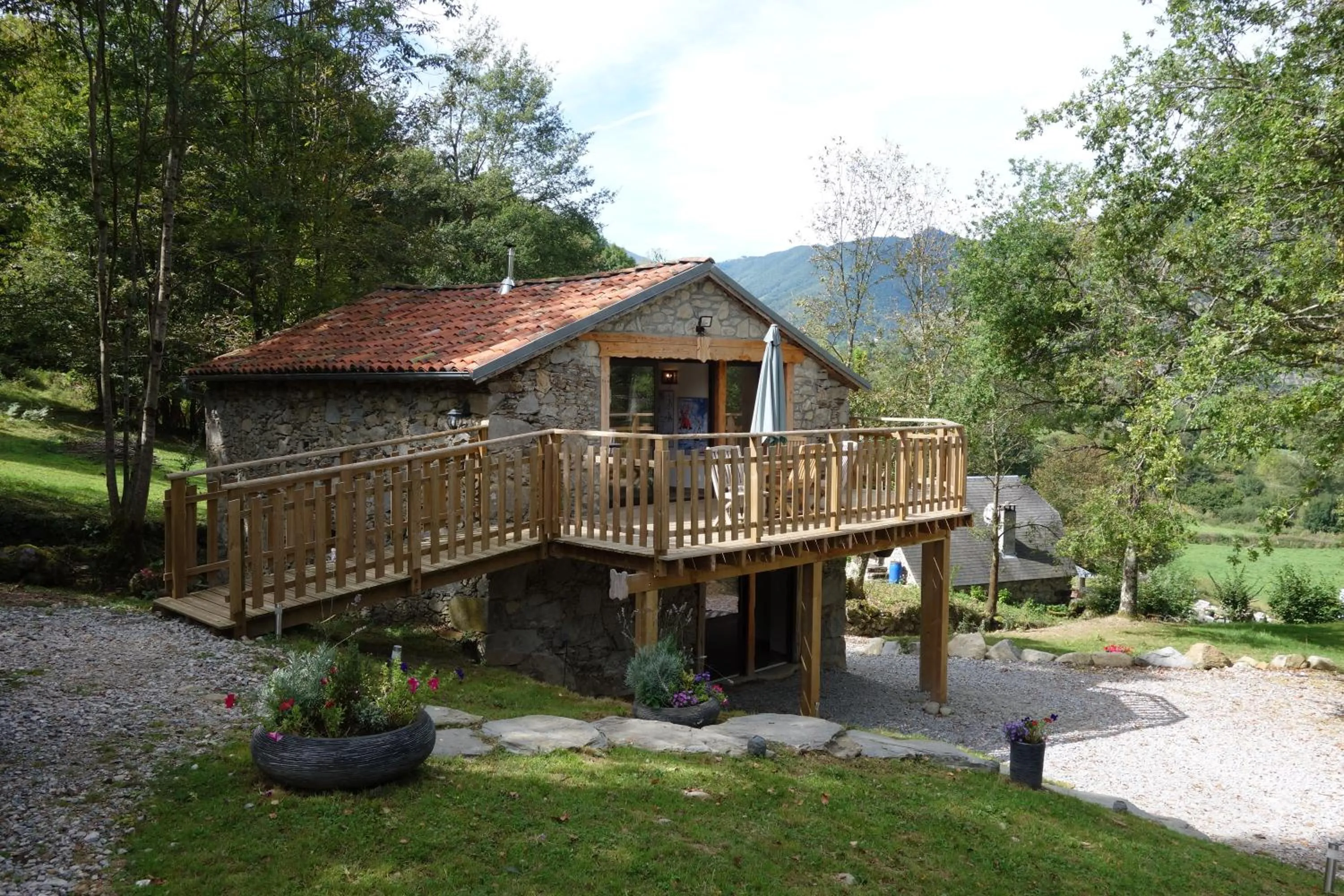 Facade/entrance in Les Cabanes De Pyrene