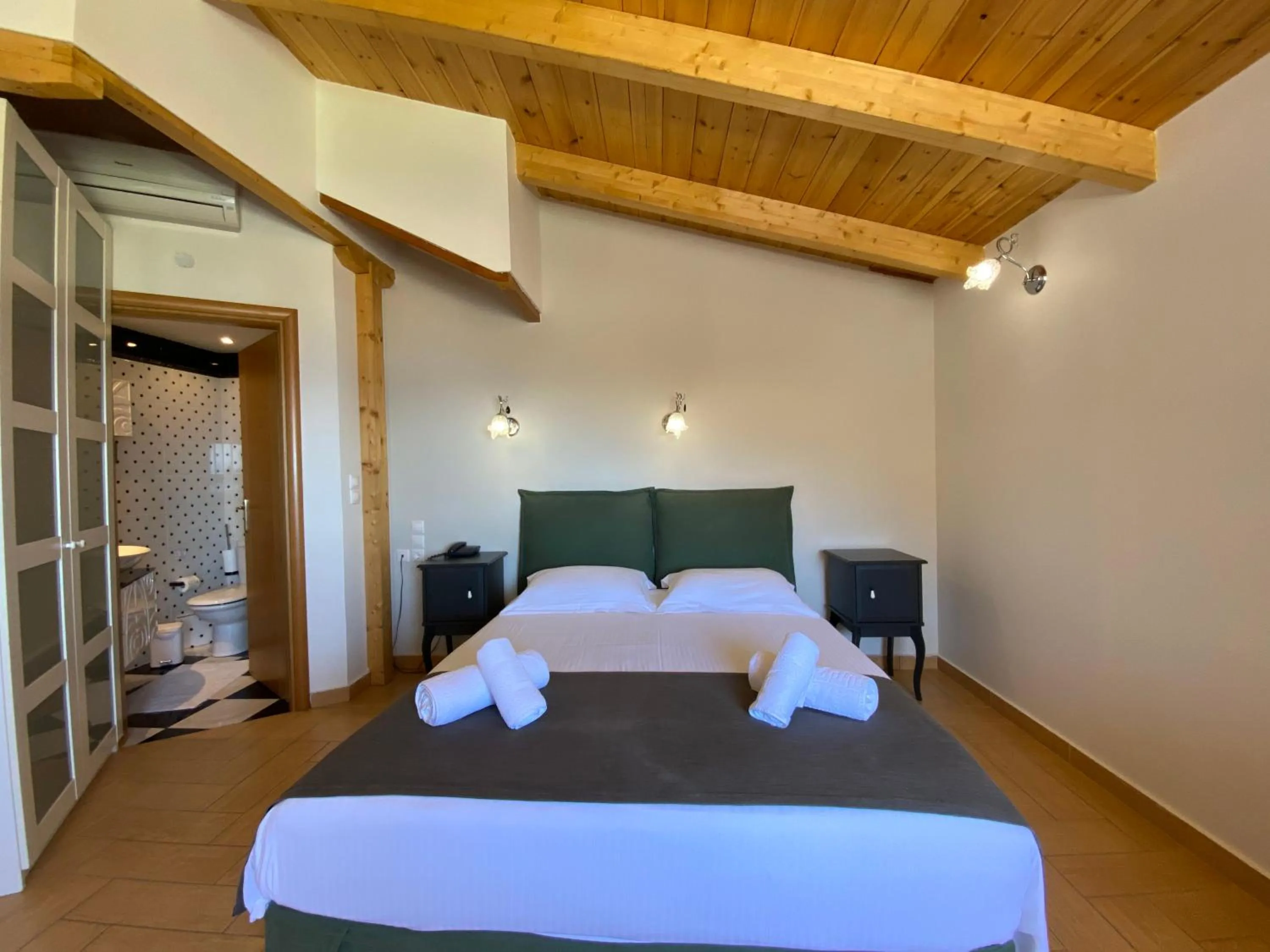 Photo of the whole room, Bed in Hotel Odeon