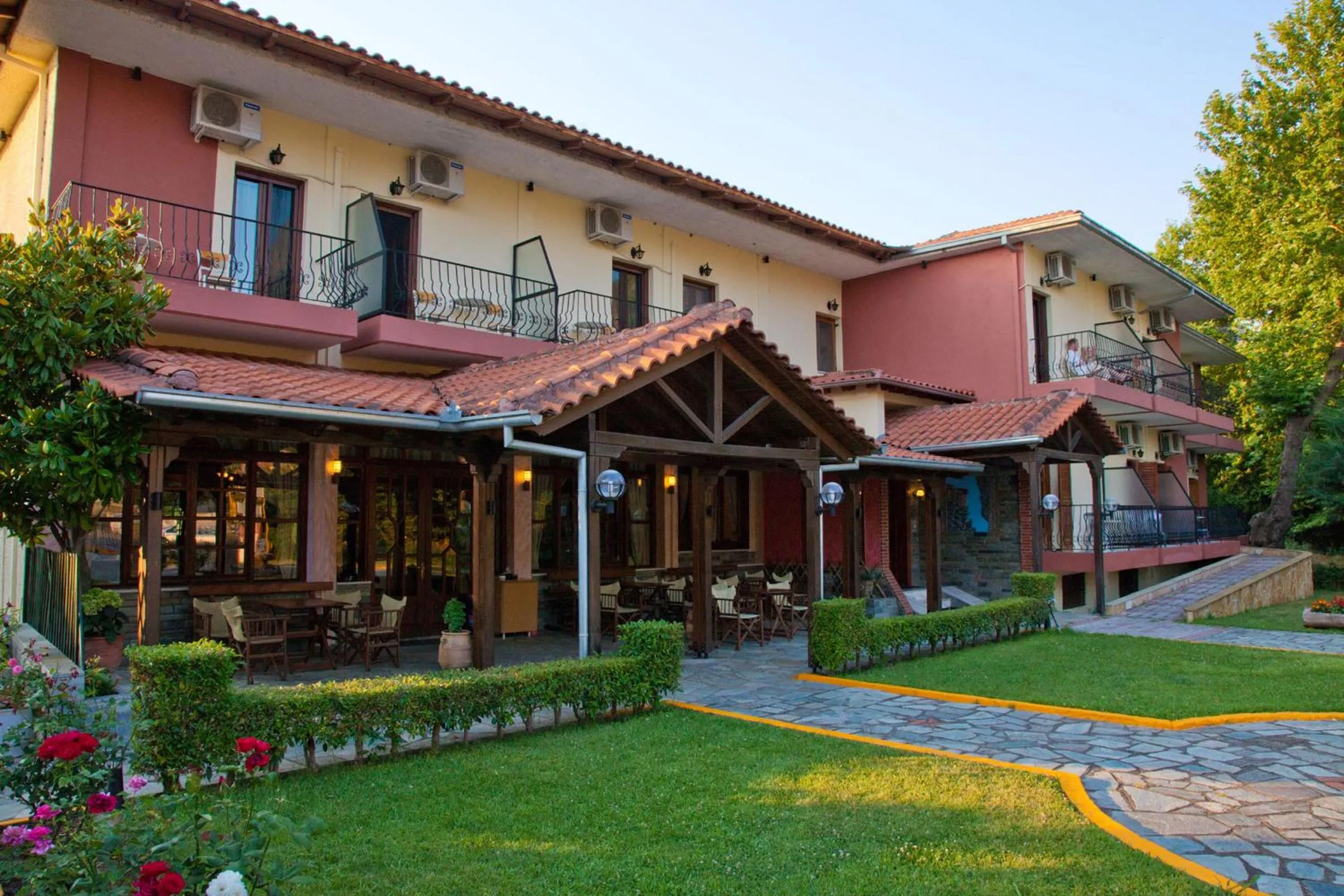 Facade/entrance in Spanias Hotel