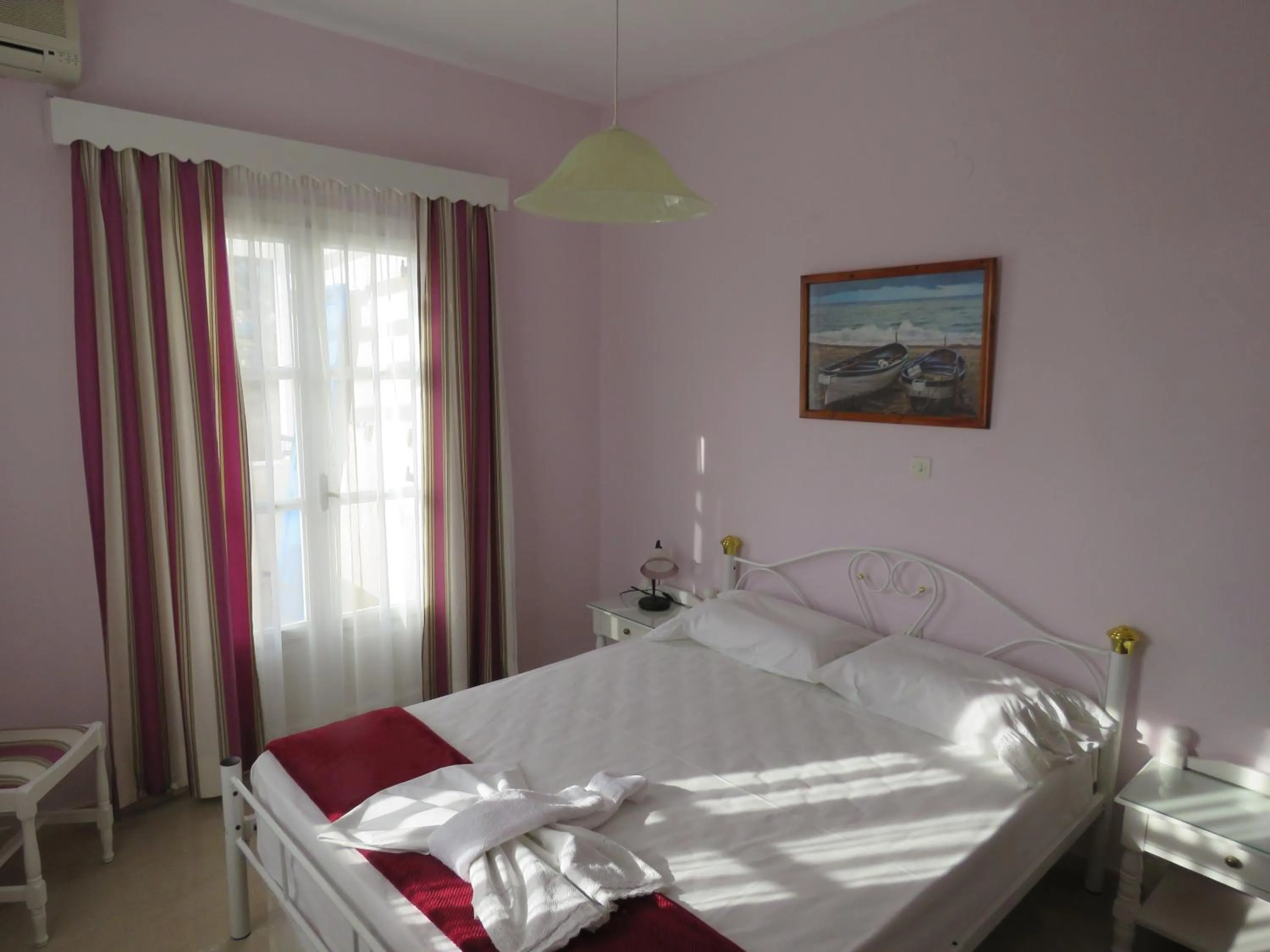 Photo of the whole room, Bed in Mare Monte