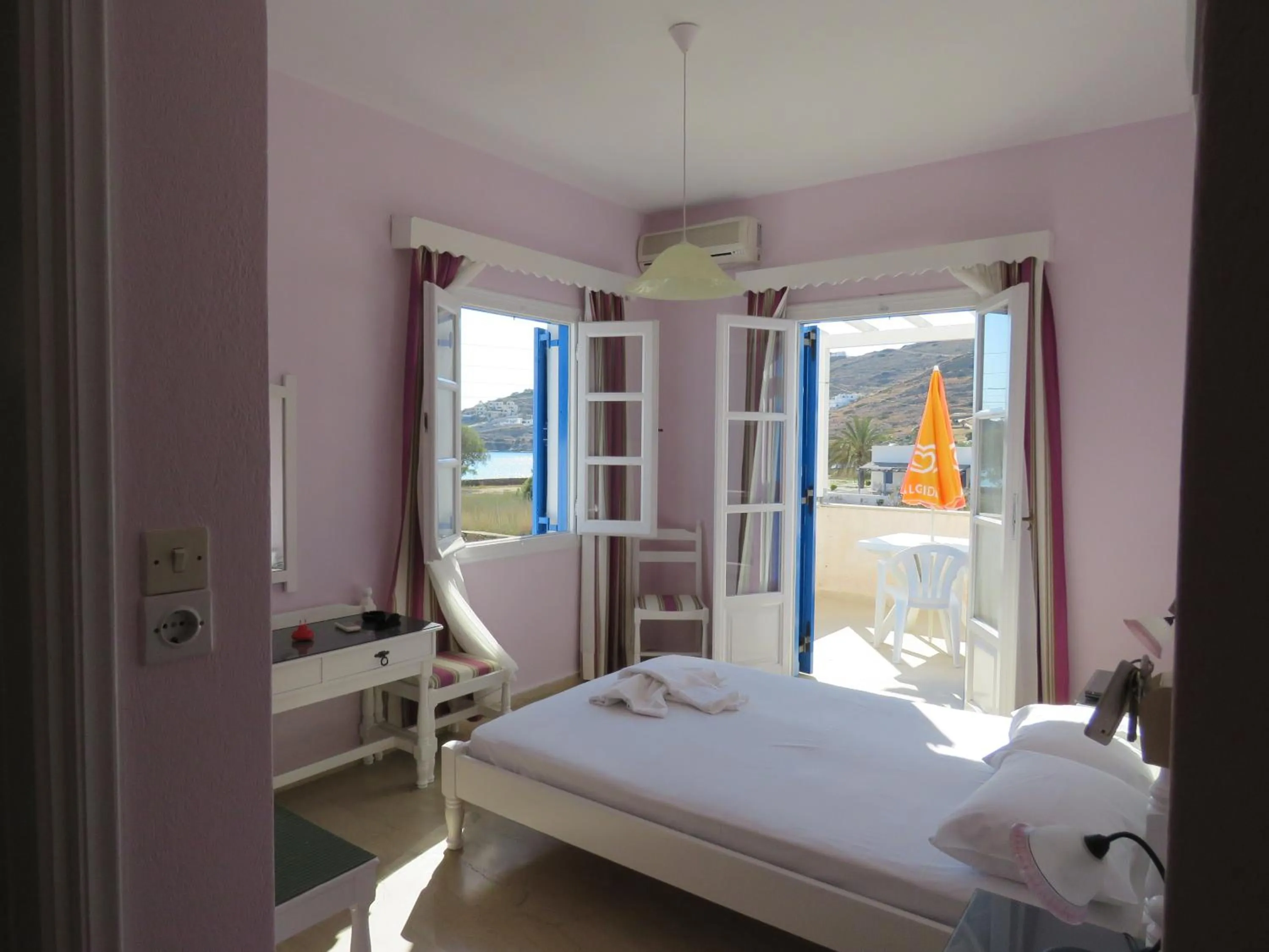 Day, Bed in Mare Monte