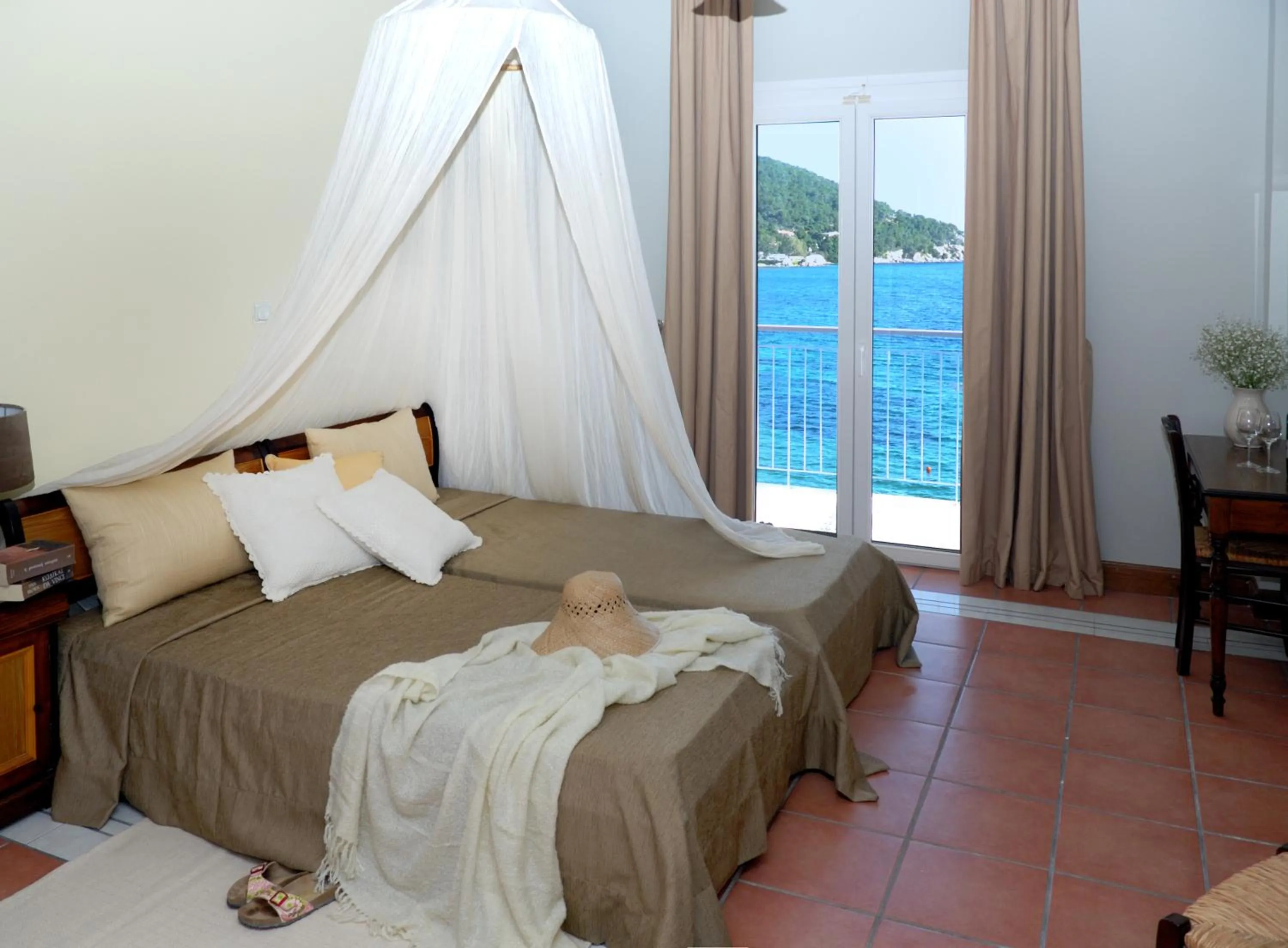 Bedroom, Bed in Golden View