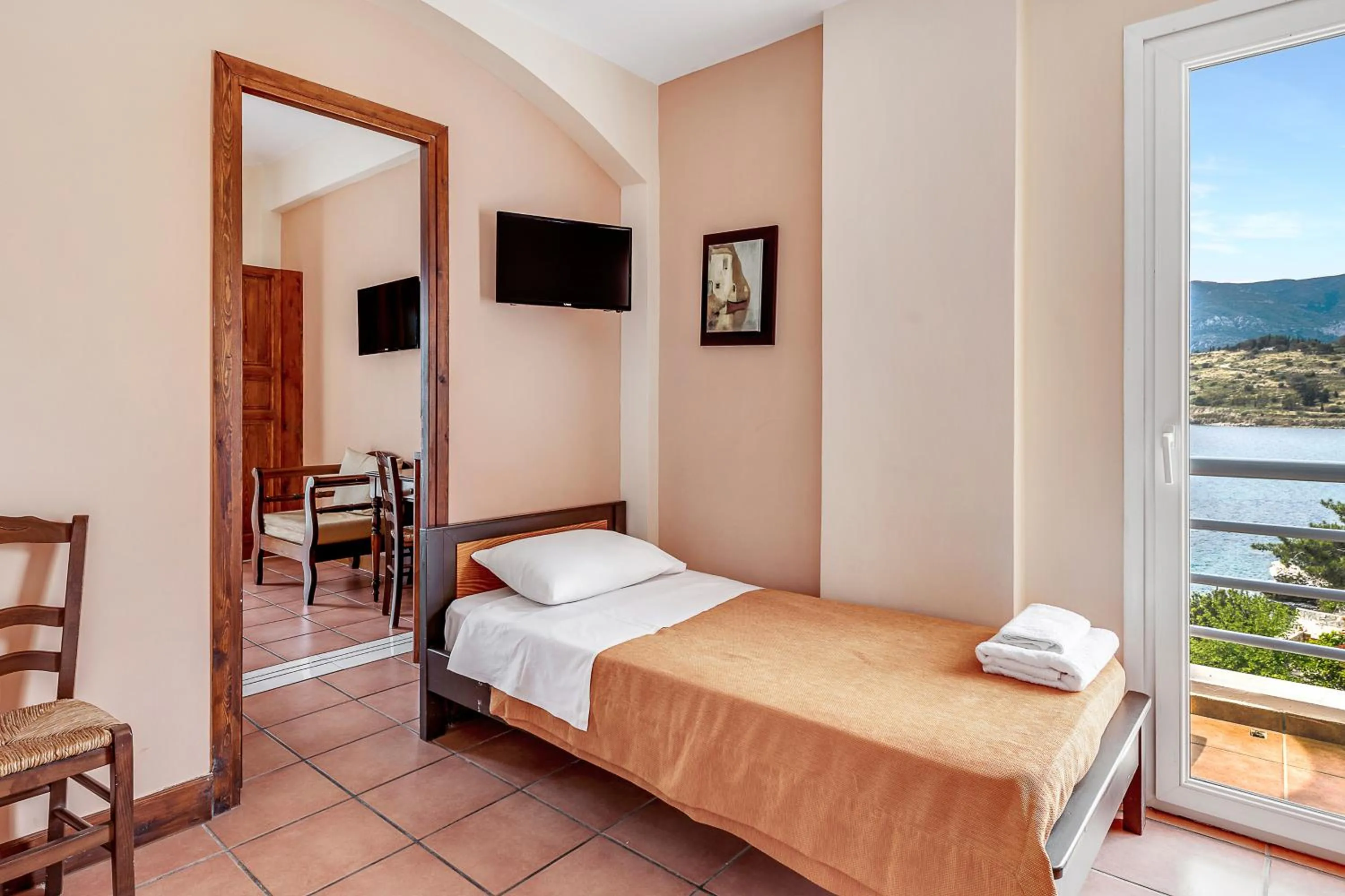 Bedroom, Bed in Golden View