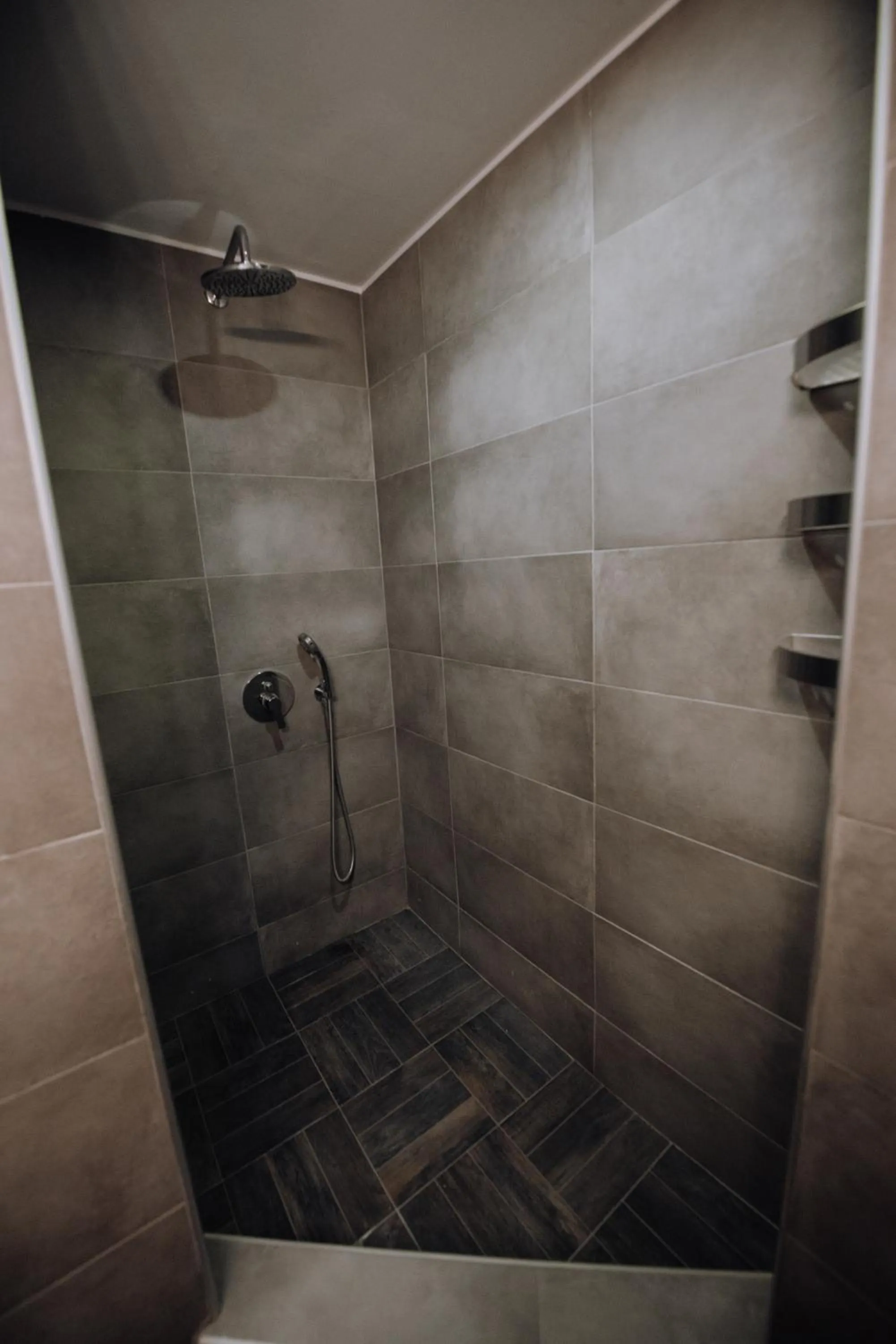 Shower in Golden View