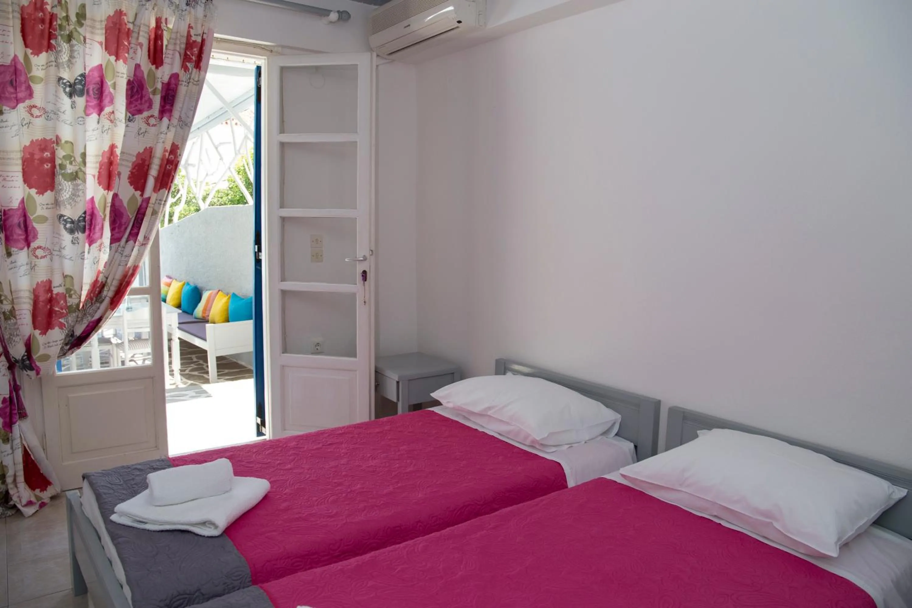 Bedroom, Bed in Bay's