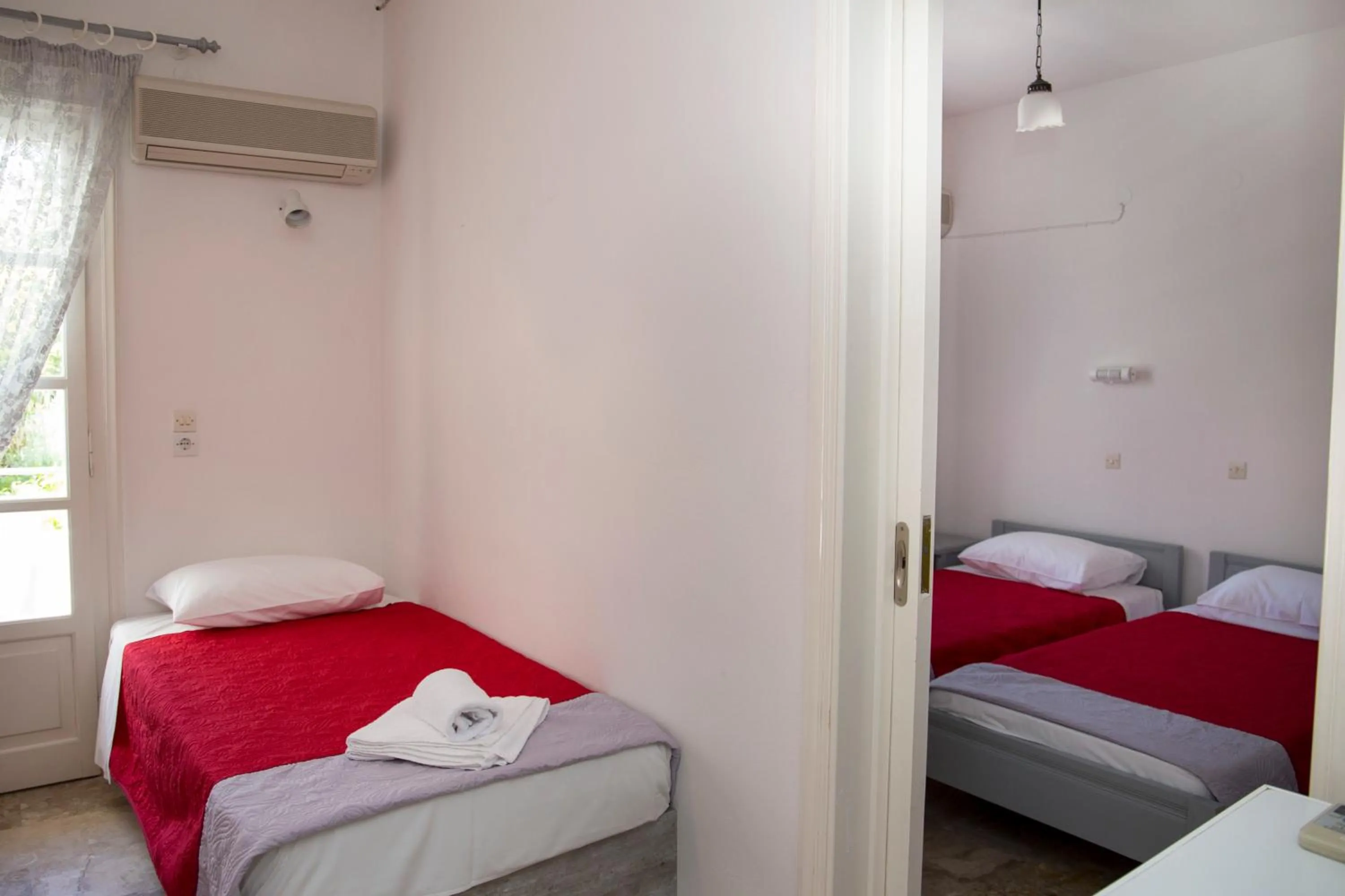 Bedroom, Bed in Bay's