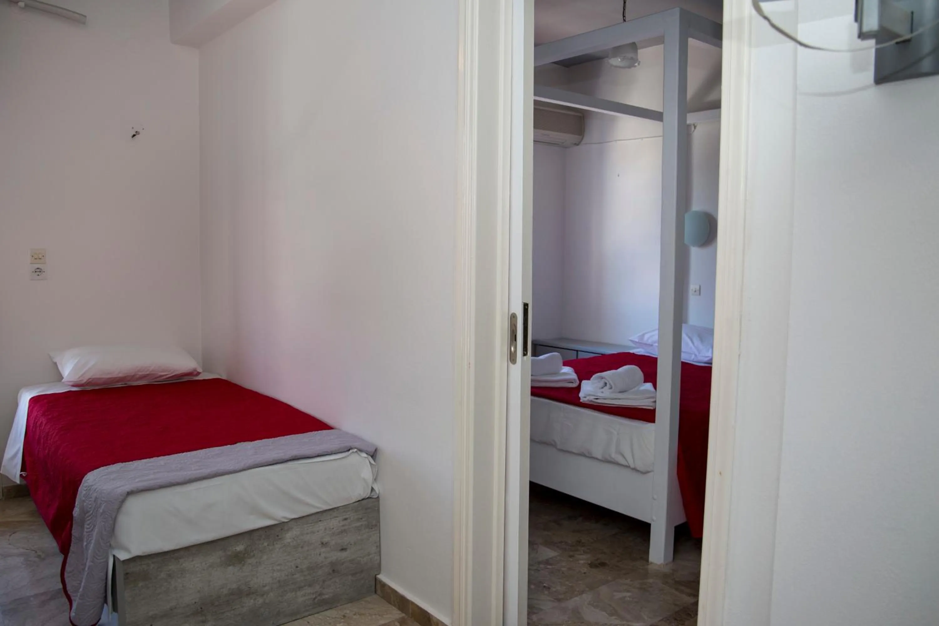 Bedroom, Bed in Bay's