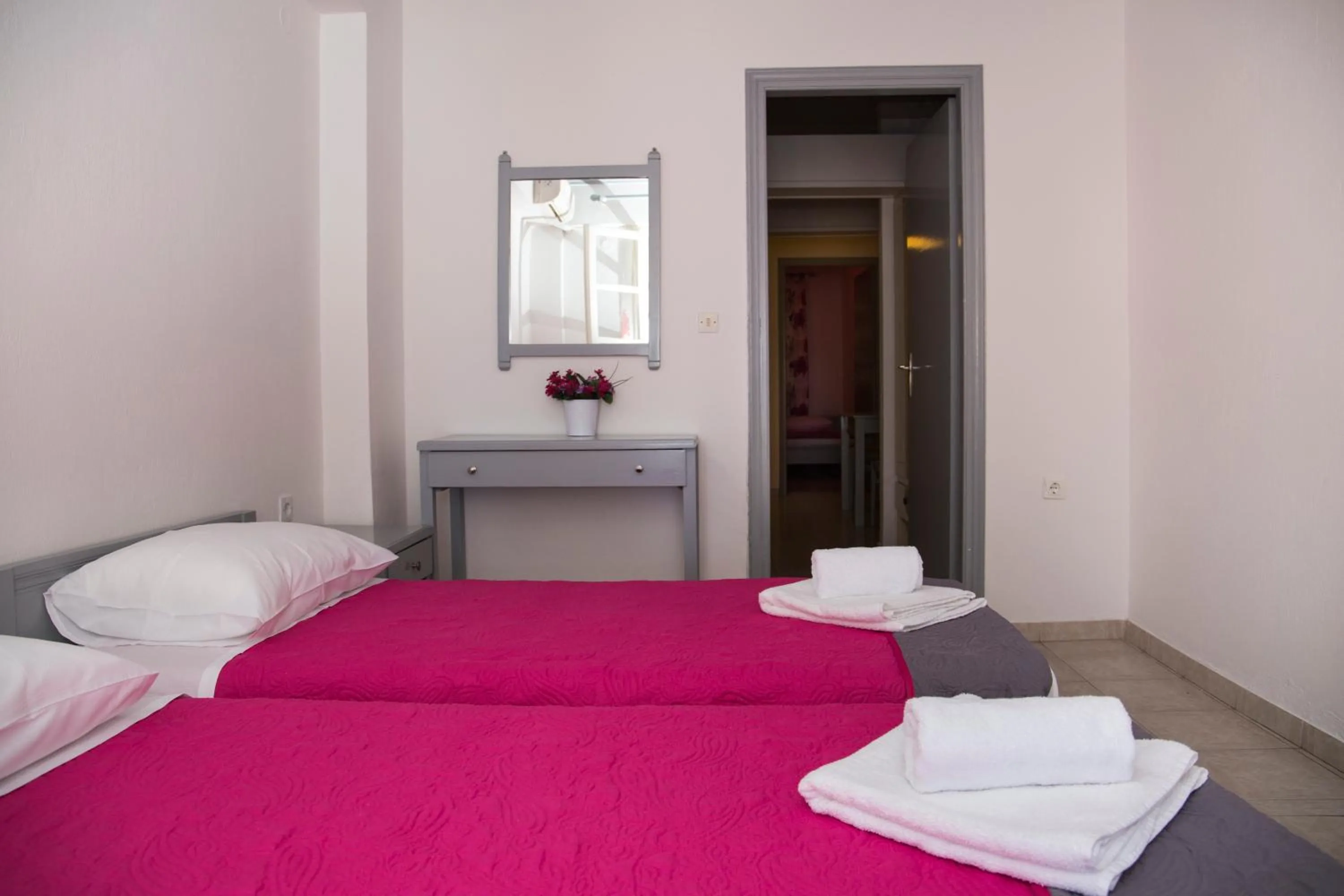 Bedroom, Bed in Bay's