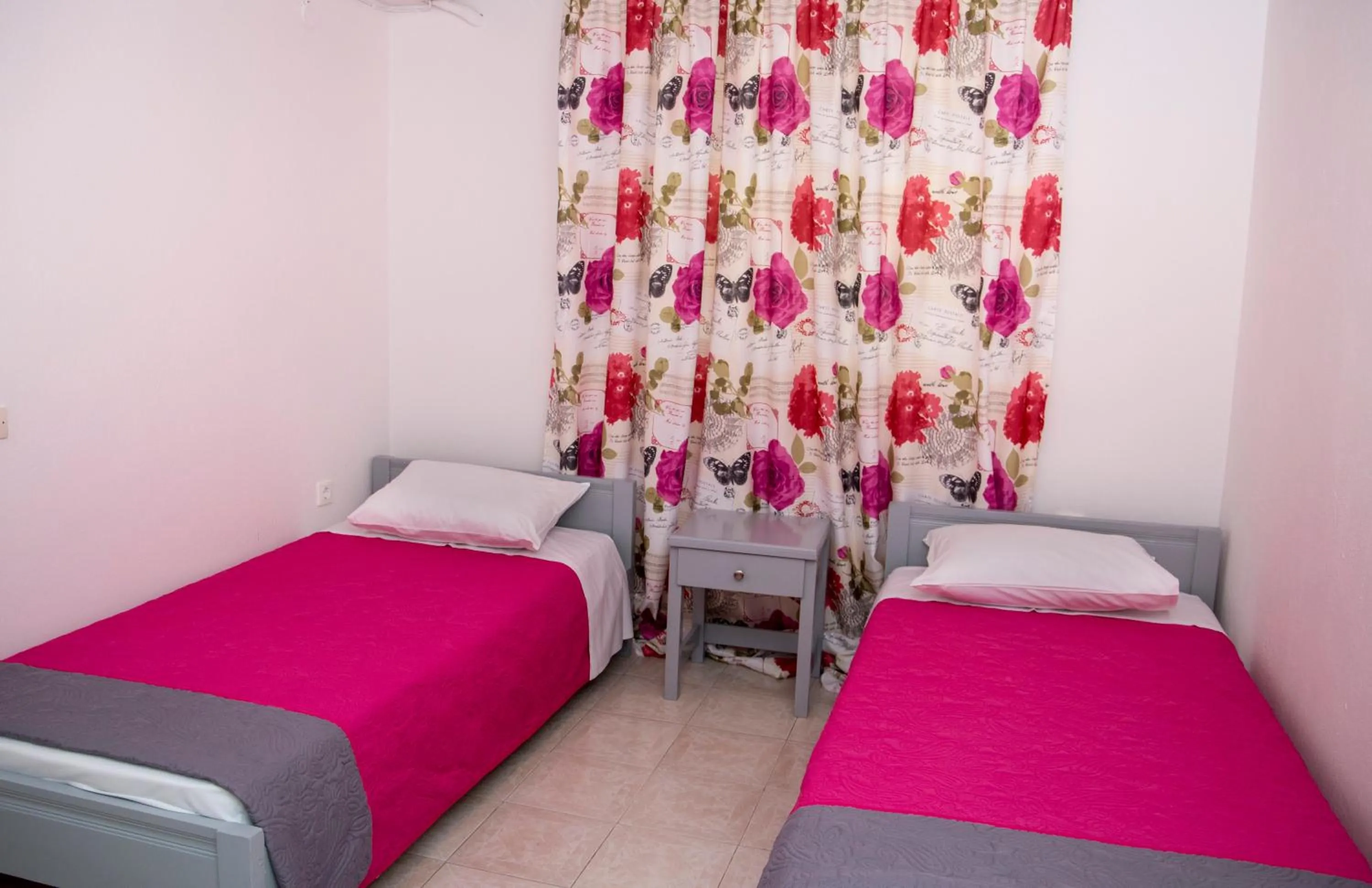 Bedroom, Bed in Bay's