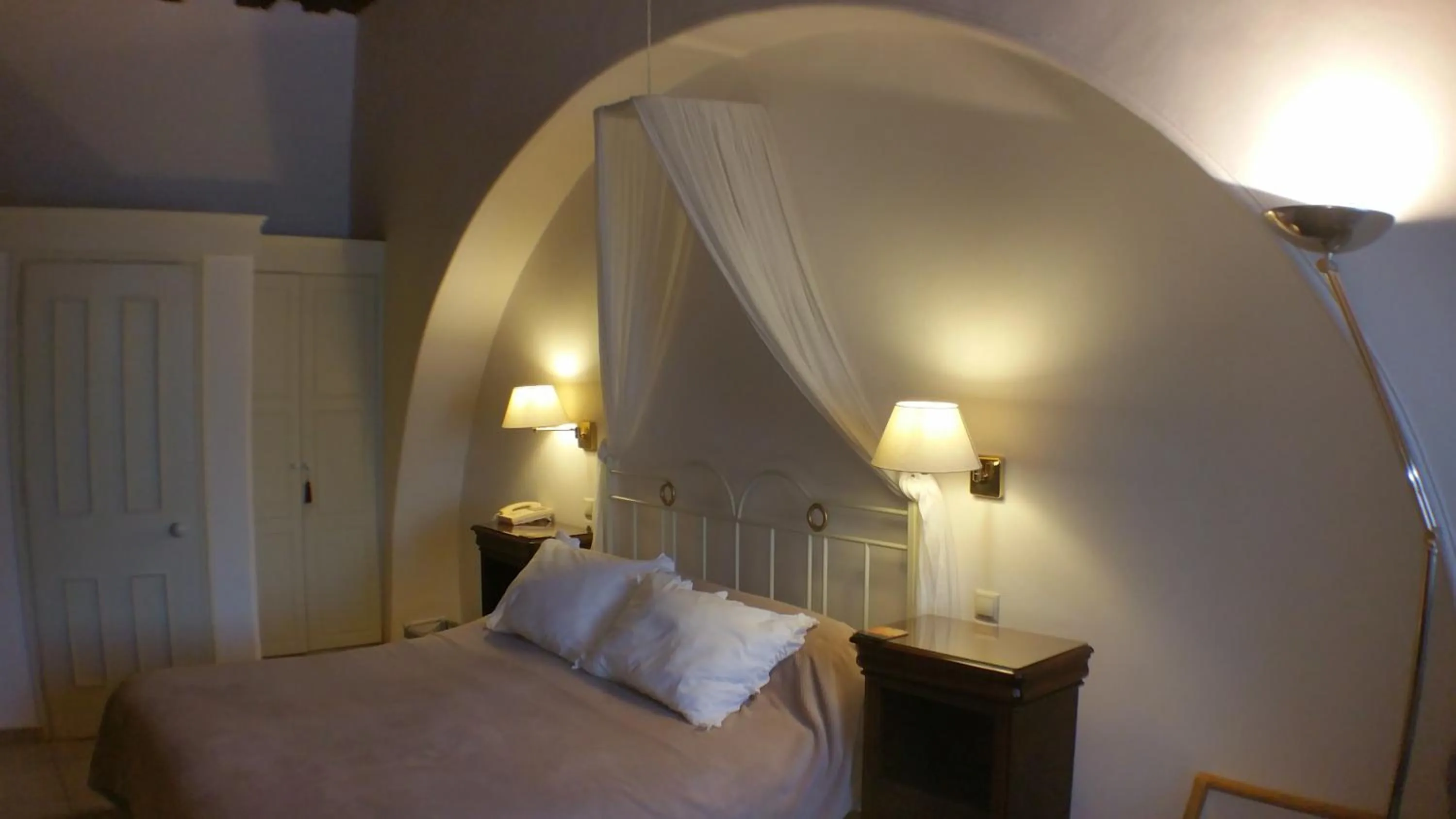 Photo of the whole room, Bed in Economou Mansion